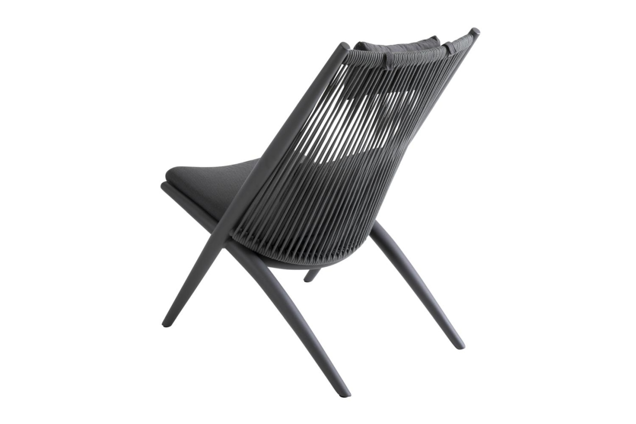 Der Gartensessel Chiavari überzeugt mit seinem modernen Design. Gefertigt wurde er aus Kunstfaser-Geflecht, welches einen grauen Farbton besitzt. Das Gestell ist aus Aluminium und hat eine graue Farbe. Die Sitzhöhe des Sessels beträgt 45 cm.