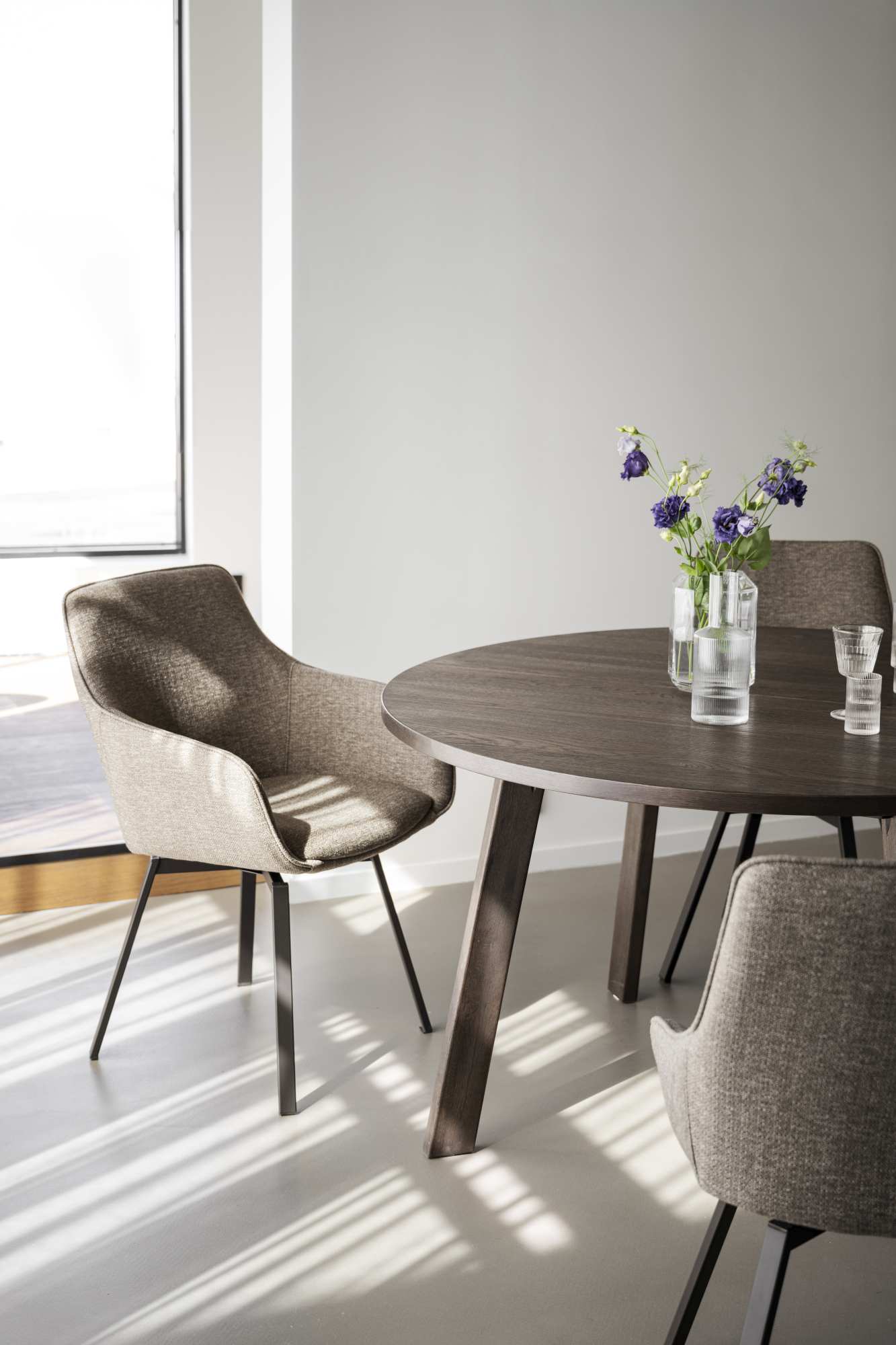 Machen Sie Ihr Zuhause komplett mit Esstisch Glenside Rund 130cm, Eiche Braun.