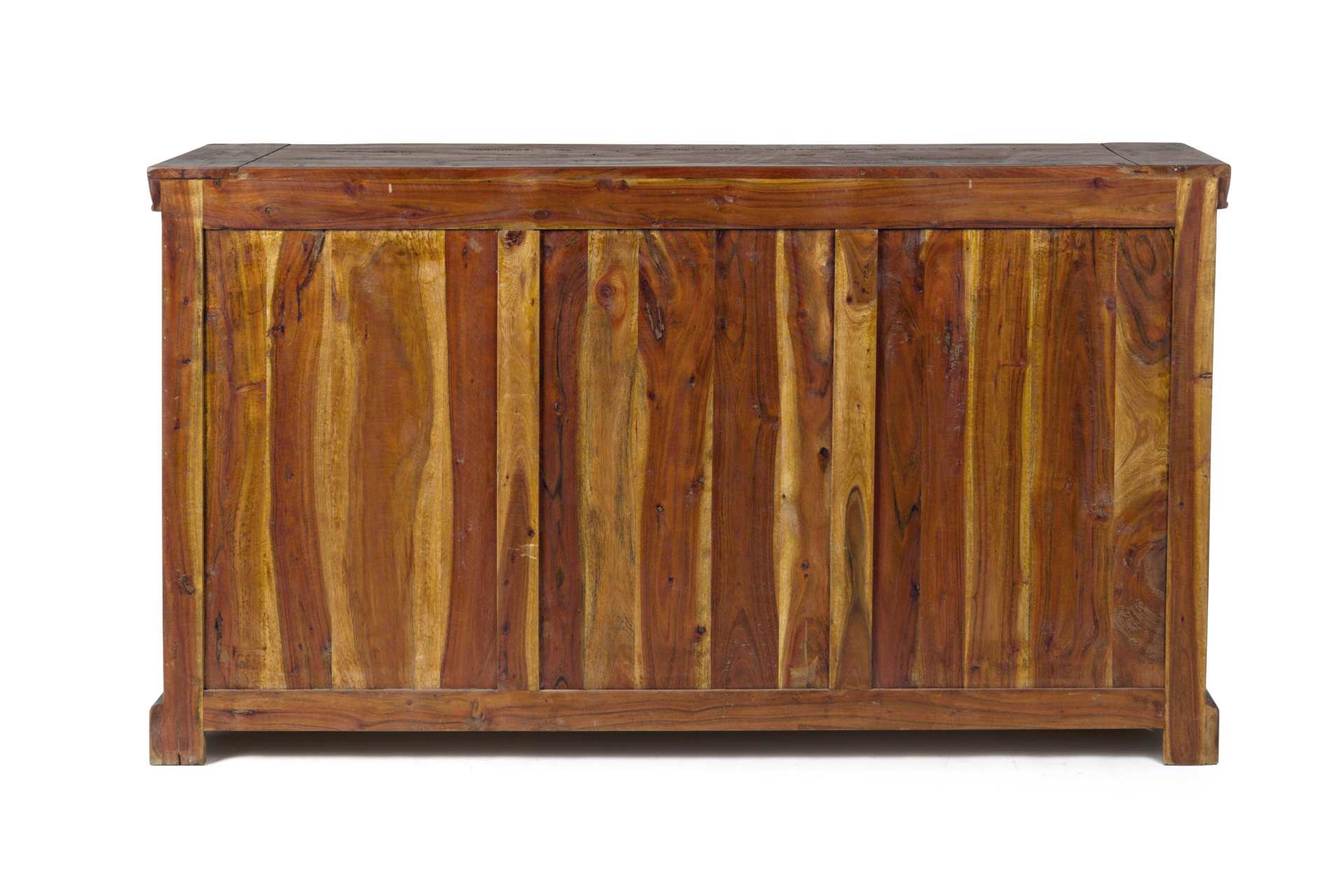 Das Sideboard Chateaux überzeugt mit seinem klassischen Design. Gefertigt wurde es aus Akazien-Holz, welches einen natürlichen Farbton besitzt. Das Gestell ist auch aus Akazien-Holz. Das Sideboard verfügt über zwei Türen und vier Schubladen. Die Breite be