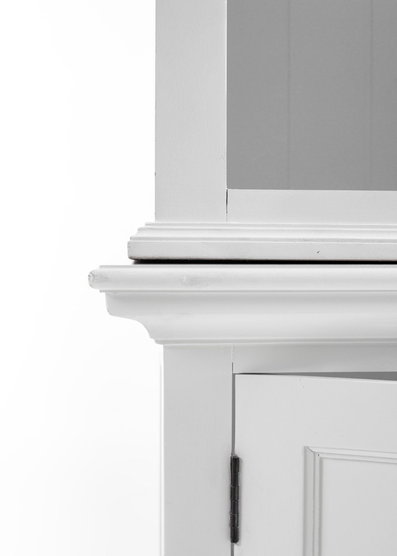 Das Regal Halifax überzeugt mit seinem Landhaus Stil. Gefertigt wurde es aus Mahagoni Holz, welches einen weißen Farbton besitzt. Das Regal verfügt über zwei Türen und fünf offene Fächer.
