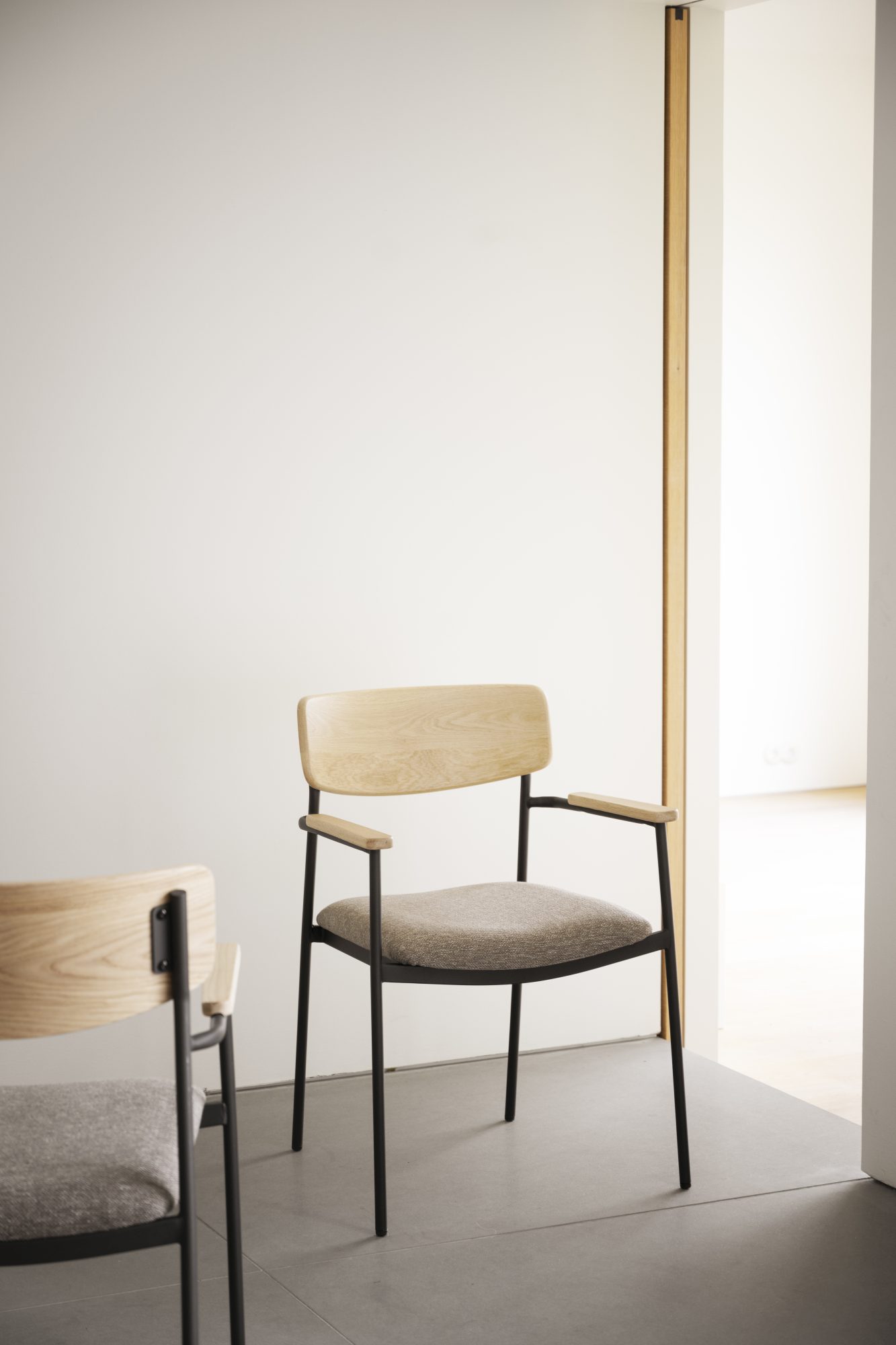 Stuhl Maymont 2er Set mit Armlehnen, Eiche / Dunkelbeige passt perfekt in stilvolle Wohnräume.