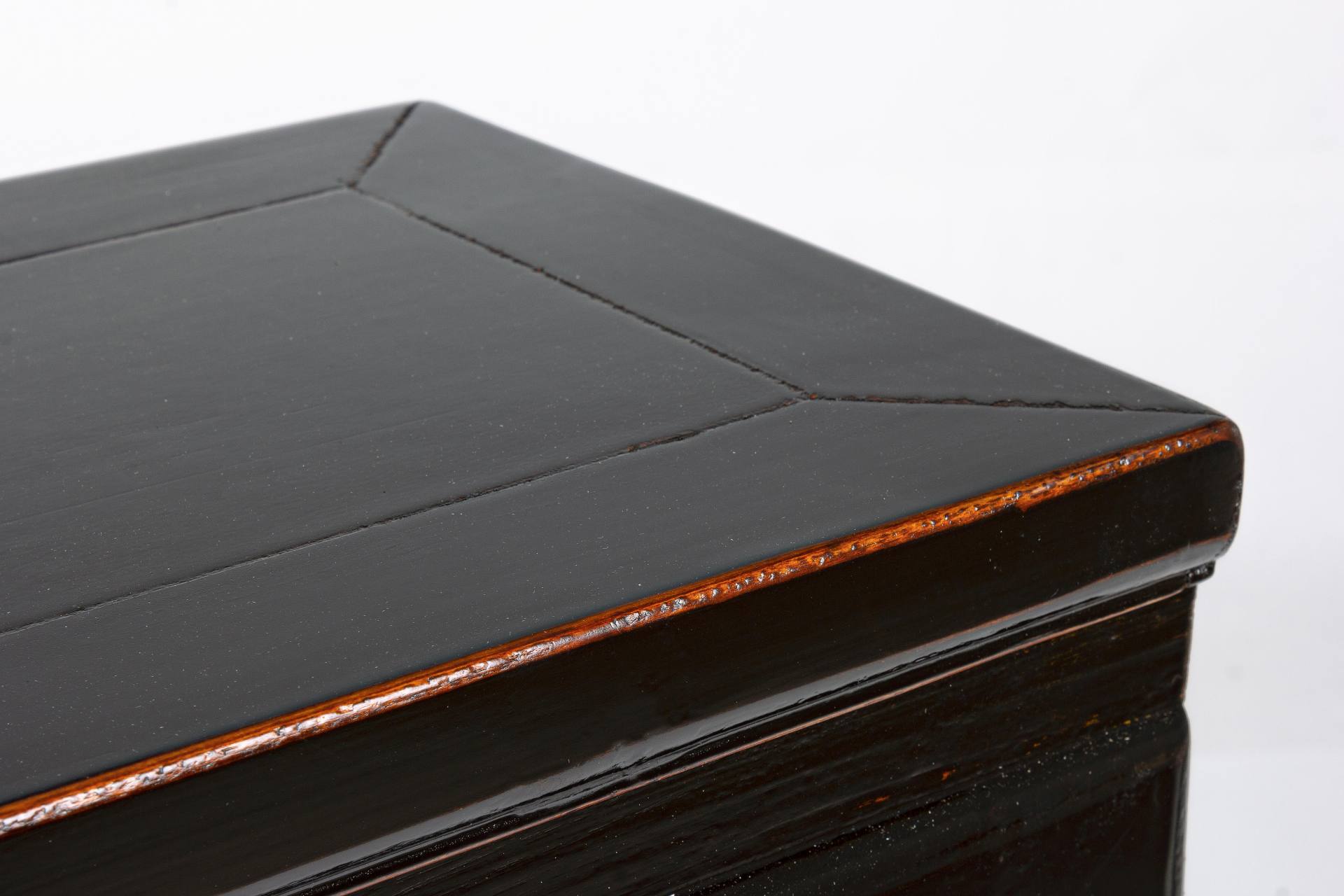 Die Konsole Jinan überzeugt mit ihrem klassischen Design. Gefertigt wurde sie aus Ulmenholz, welches einen schwarzen Farbton besitzt. Das Gestell ist auch aus Ulmenholz. Die Konsole verfügt über drei Schubladen. Die Breite beträgt 128 cm.