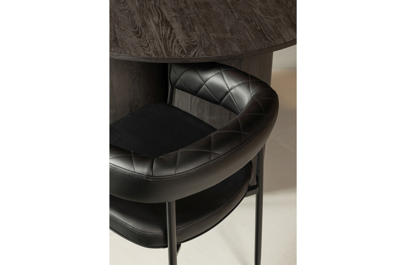 Der Esszimmerstuhl Sev überzeugt mit seinem modernen Design. Gefertigt wurde er aus Kunstleder, welcher einen schwarzen Farbton besitzt. Das Gestell ist aus Metall und hat eine schwarze Farbe. Der Stuhl besitzt eine Sitzhöhe von 51 cm.
