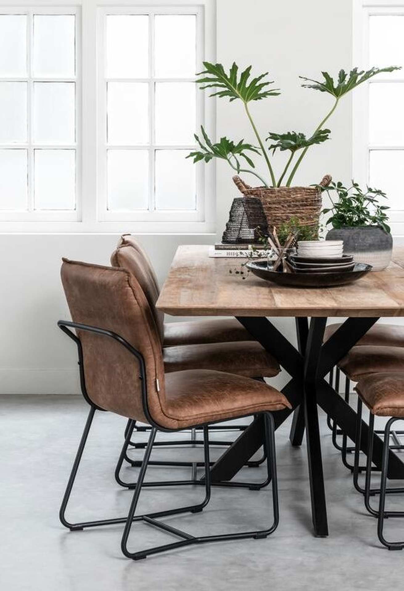 Der Esstisch Curves überzeugt mit seinem modernem aber auch massivem Design. Gefertigt wurde der Tisch aus recyceltem Teakholz, welches einen natürlichen Farbton besitzt. Das Gestell ist aus Metall und ist Schwarz. Der Tisch hat eine Länge von 210 cm.