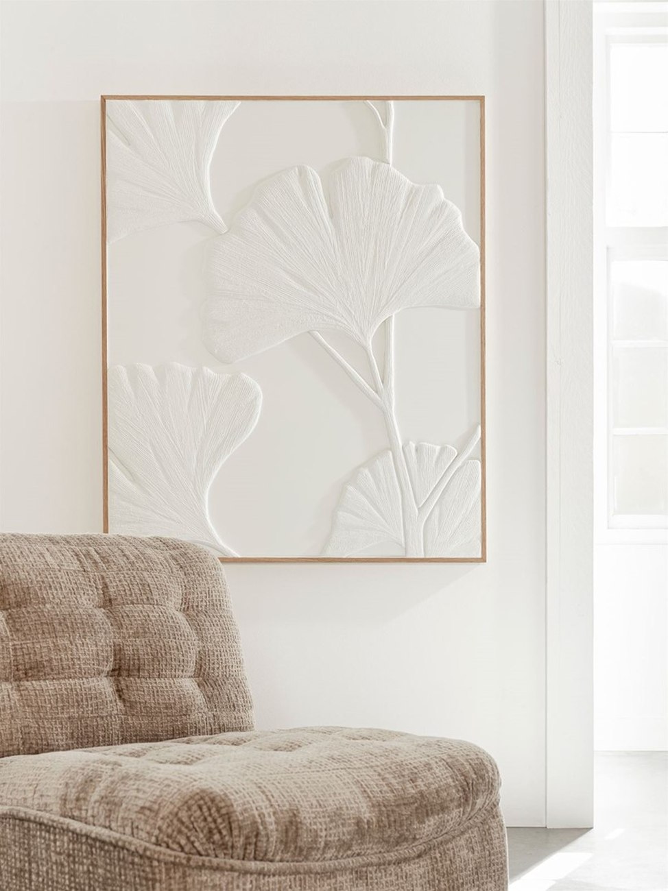Das Wandpaneel Ginko Leaf überzeugt mit seinem modernen Design. Gefertigt wurde es aus Bananenrinde, welches einen weißen Farbton besitzt. Das Wandpaneel besitzt eine Größe von 127x102 cm.