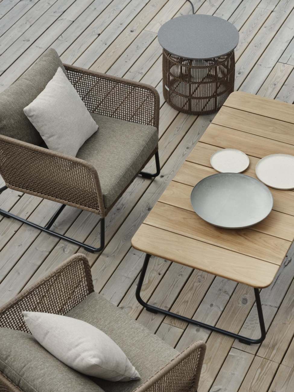 Der Gartenbeistelltisch Nolli überzeugt mit seinem modernen Design. Gefertigt wurde die Tischplatte aus Teakholz und hat einen natürlichen Farbton. Das Gestell ist auch aus Metall und hat eine schwarze Farbe. Der Tisch besitzt eine Länge von 140 cm.