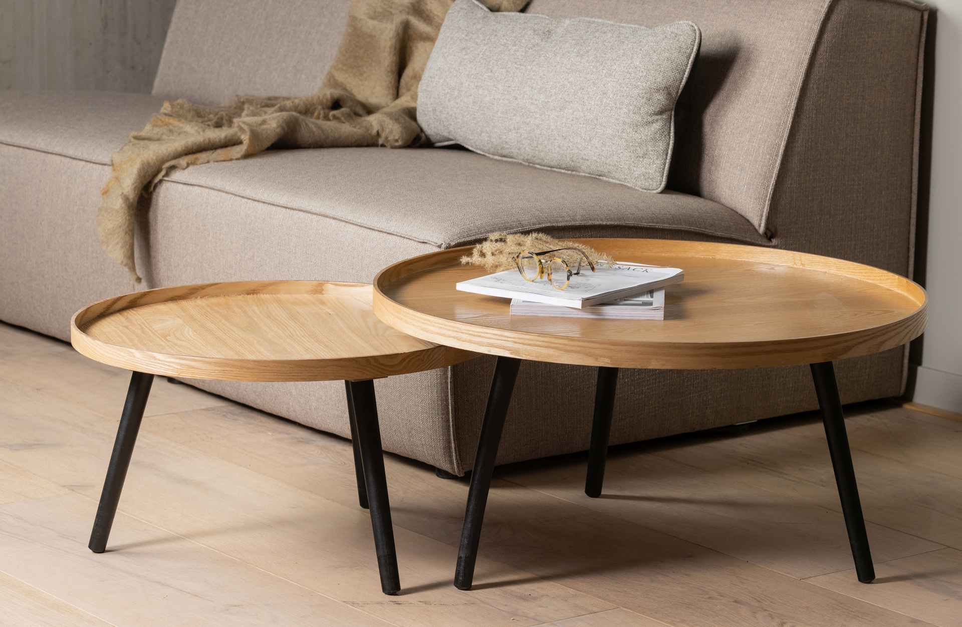 Der Beistelltisch Mesa überzeugt mit seinem schlichtem Design. Die Tischplatte wurde aus MDF Holz gefertigt und die Tischbeine sind aus Kiefernholz. Der Beistelltisch hat einen natürlichen Farbton.