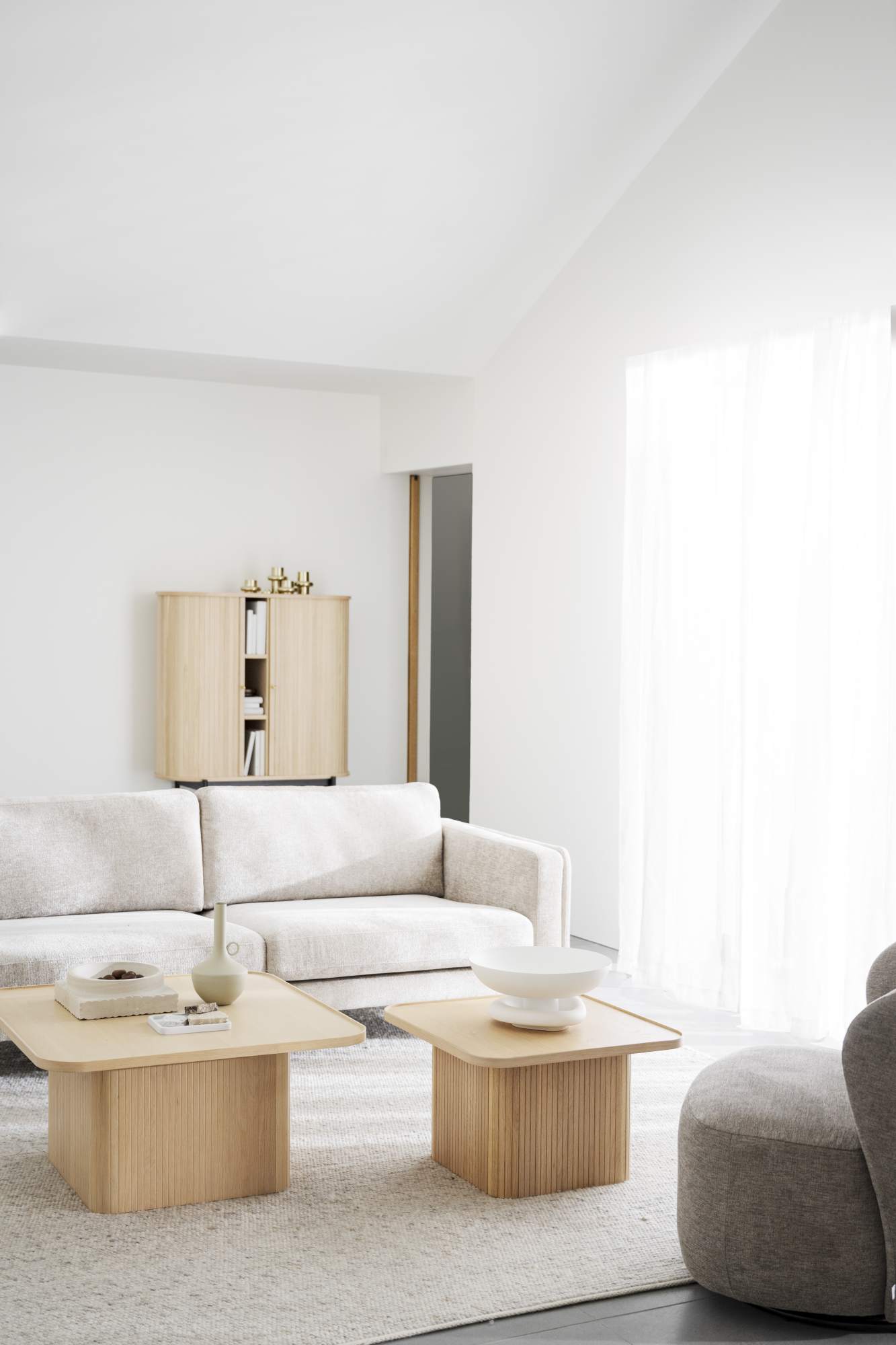 Jetzt entdecken: Couchtisch Sullivan, Weiß pigmentiert, 80x80x40cm mit hochwertiger Verarbeitung.