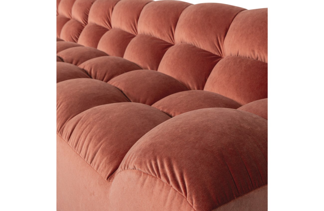 Das Ecksofa Allure überzeugt mit seinem modernen Design. Gefertigt wurde es aus Samt, welches einen Rosa Farbton besitzt. Die Füße ist aus Kunststoff und hat eine schwarze Farbe. Das Sofa hat eine Größe von 324x165x79 cm.