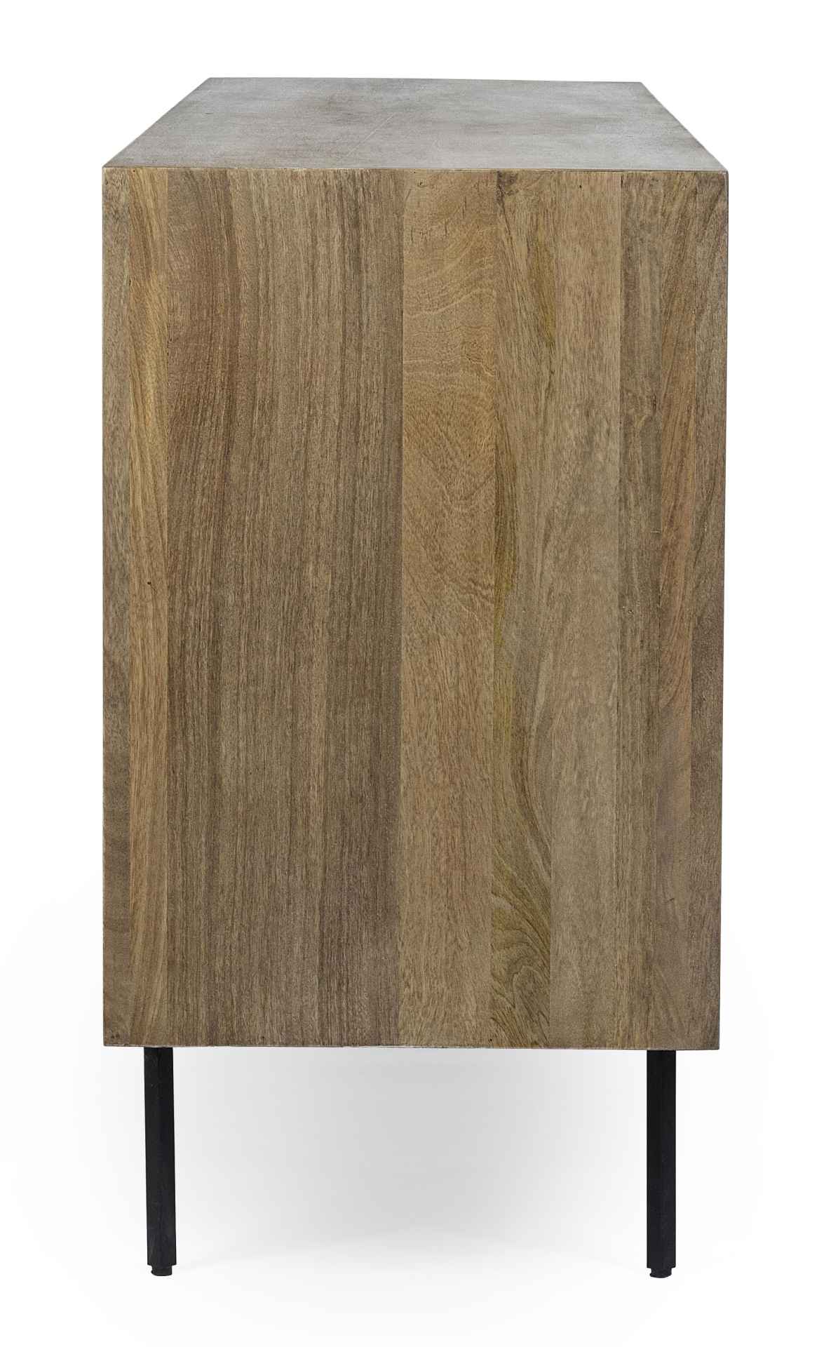 Das Sideboard Darsey überzeugt mit seinem klassischen Design. Gefertigt wurde es aus Mango-Holz, welches einen natürlichen Farbton besitzt. Das Gestell ist aus Metall und hat eine schwarze Farbe. Das Sideboard verfügt über drei Türen. Die Breite beträgt 1