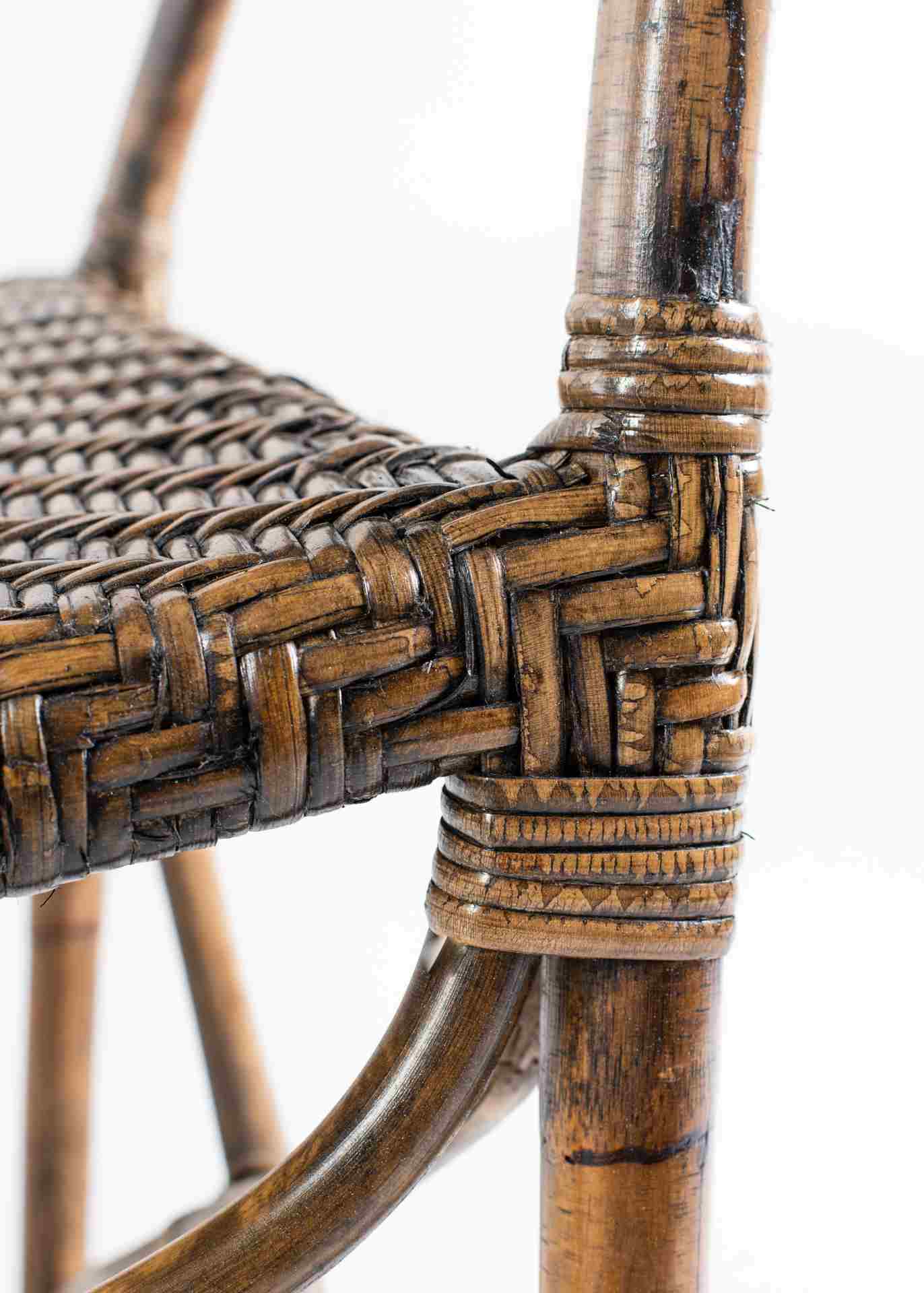 Der Armlehnstuhl Squire überzeugt mit seinem Landhaus Stil. Gefertigt wurde er aus Rattan, welches einen braunen Farbton besitzt. Der Stuhl verfügt über eine Armlehne und ist im 2er-Set erhältlich. Die Sitzhöhe beträgt beträgt 43 cm.