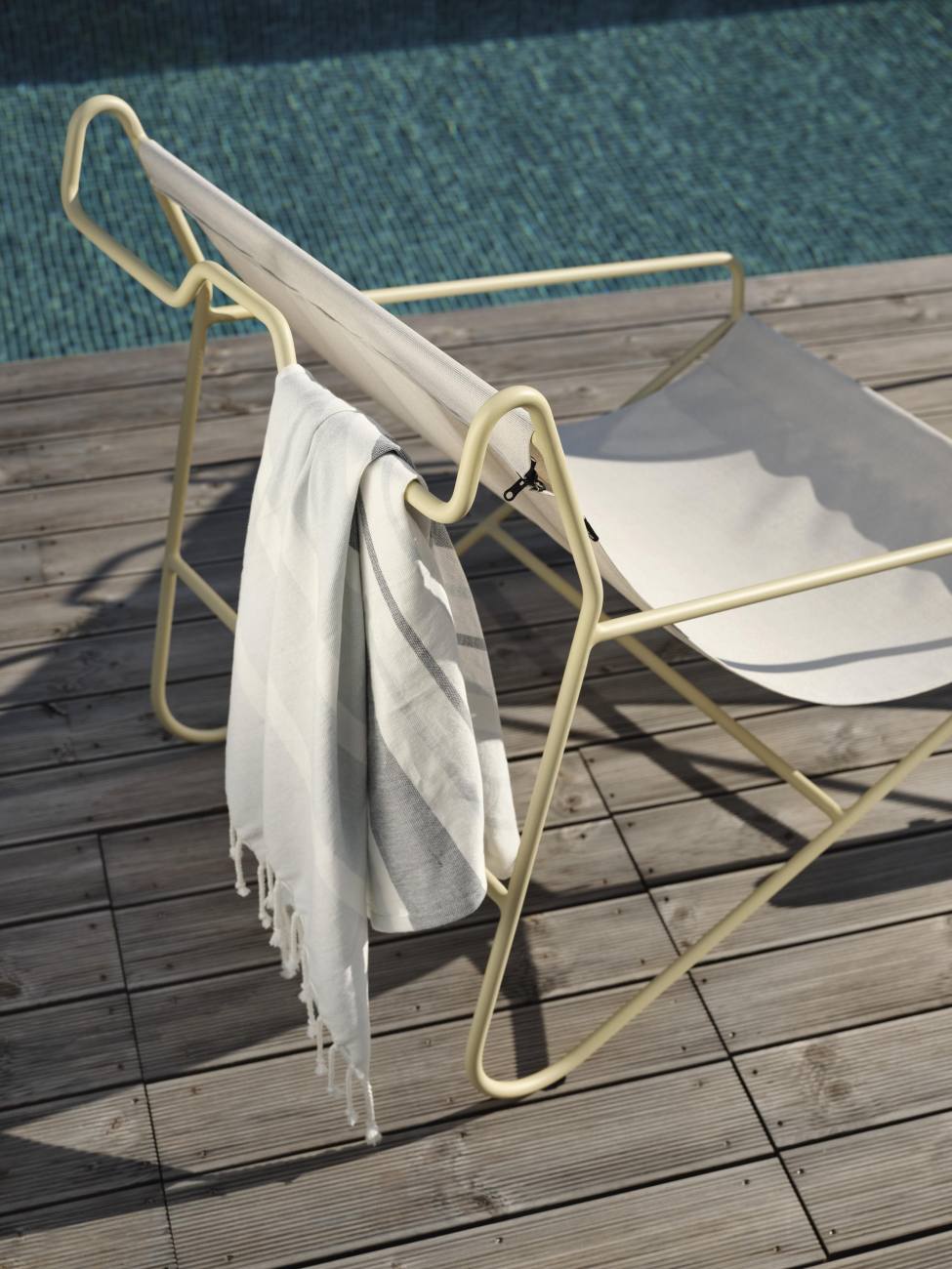 Der Gartensessel Poul überzeugt mit seinem modernen Design. Gefertigt wurde er aus Stoff, welcher einen weißen Farbton besitzt. Das Gestell ist aus Metall und hat eine gelbe Farbe. Die Sitzhöhe des Sessels beträgt 36 cm.