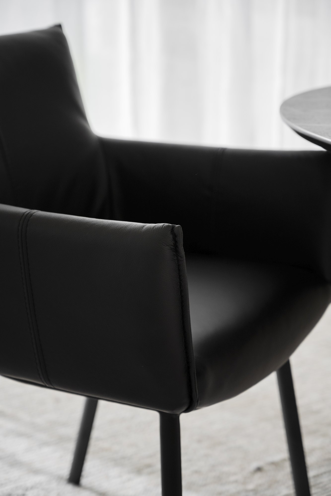 Machen Sie Ihr Zuhause komplett mit Stuhl Hinckley 2er Set mit Armlehnen, Schwarz.