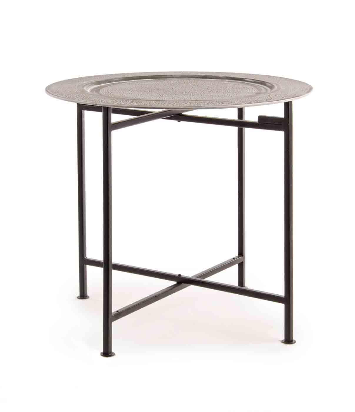 Der Beistelltisch Anil wurde aus Metall gefertigt. Die Oberfläche ist versilbert und abnehmbar. Der Tisch ist in verschiedenen Ausführungen erhältlich.