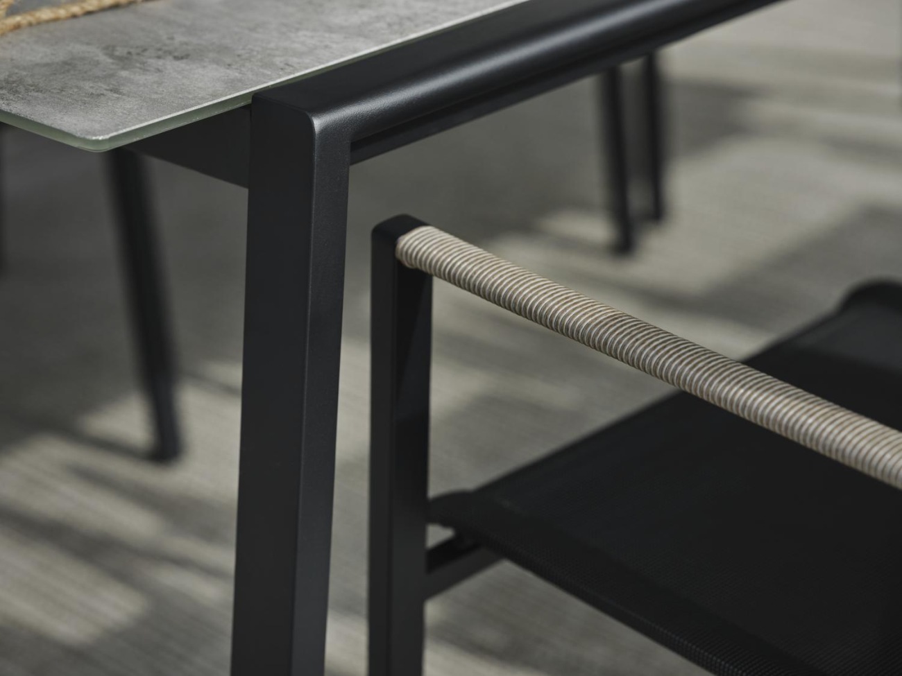 Der Gartenesstisch Lyra überzeugt mit seinem modernen Design. Gefertigt wurde die Tischplatte aus Granit und hat eine hellgraue Farbe. Das Gestell ist auch aus Metall und hat eine schwarze Farbe. Der Tisch besitzt eine Länge von 220 cm.