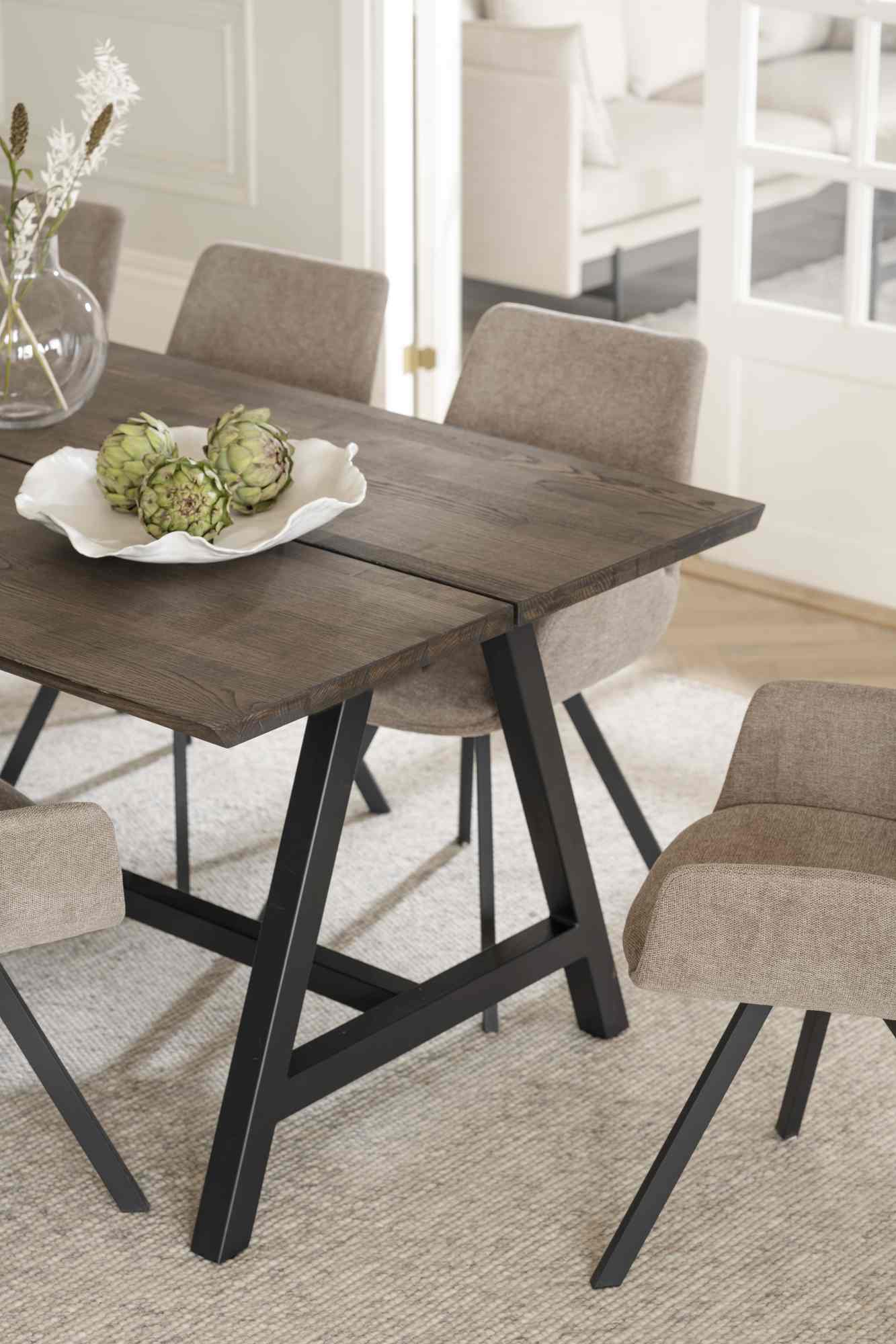 Esstisch Carradale A-Gestell Plus, Eiche Braun, 220x100cm passt perfekt in stilvolle Wohnräume.