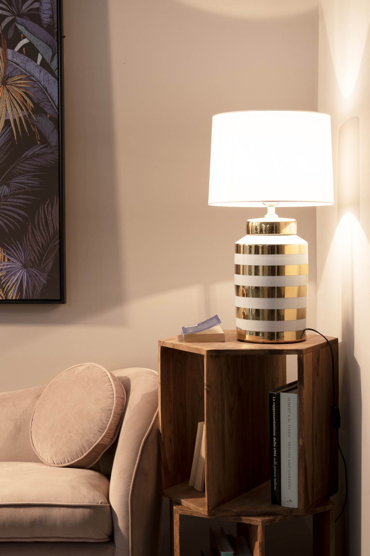 Die Tischleuchte Honey überzeugt mit ihrem klassischen Design. Gefertigt wurde sie aus Porzellan, welches einen goldenen Farbton besitzt. Die Lampenschirme ist aus Polyester und hat eine weiße Farbe. Die Lampe besitzt eine Höhe von 63 cm.
