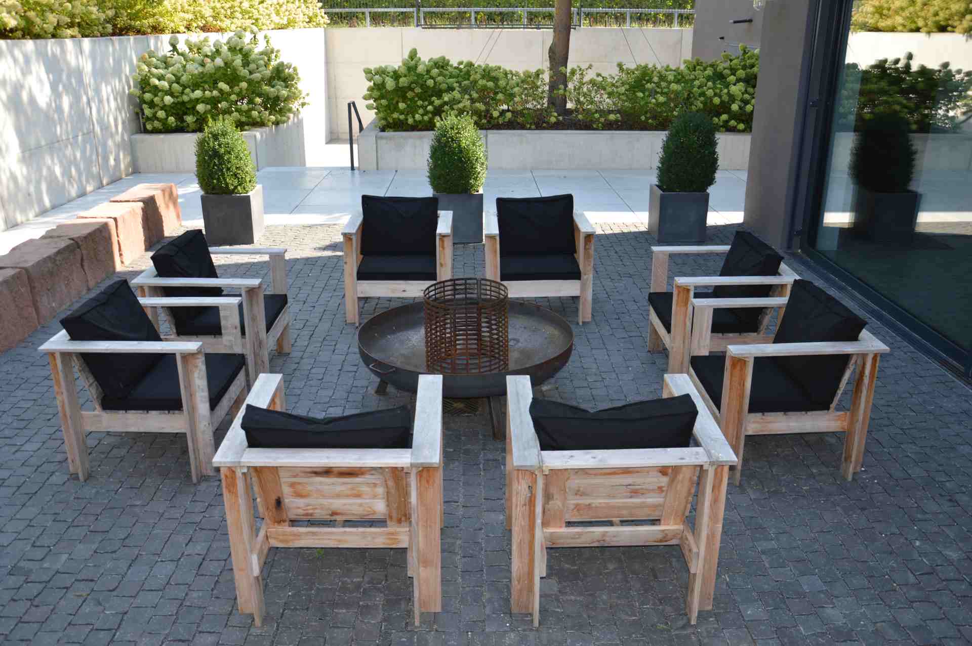 Die Gartenlounge Batten wurde azus recyceltem Teakholz gefertigt. Designet wurde sie von der Marke Jan Kurtz. Der Sessel hat ein skandinavisches Design.