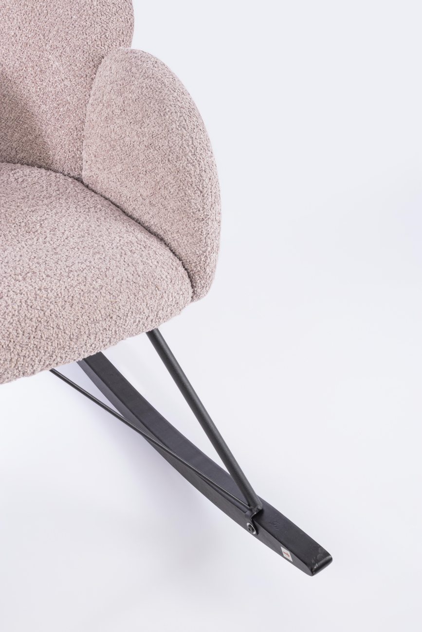 Der Schaukelsessel Sibilla überzeugt mit seinem modernen Stil. Gefertigt wurde er aus Stoff, welcher einen altrosa Farbton besitzt. Das Gestell ist aus Metall und hat eine schwarze Farbe. Der Sessel besitzt eine Sitzhöhe von 48 cm.