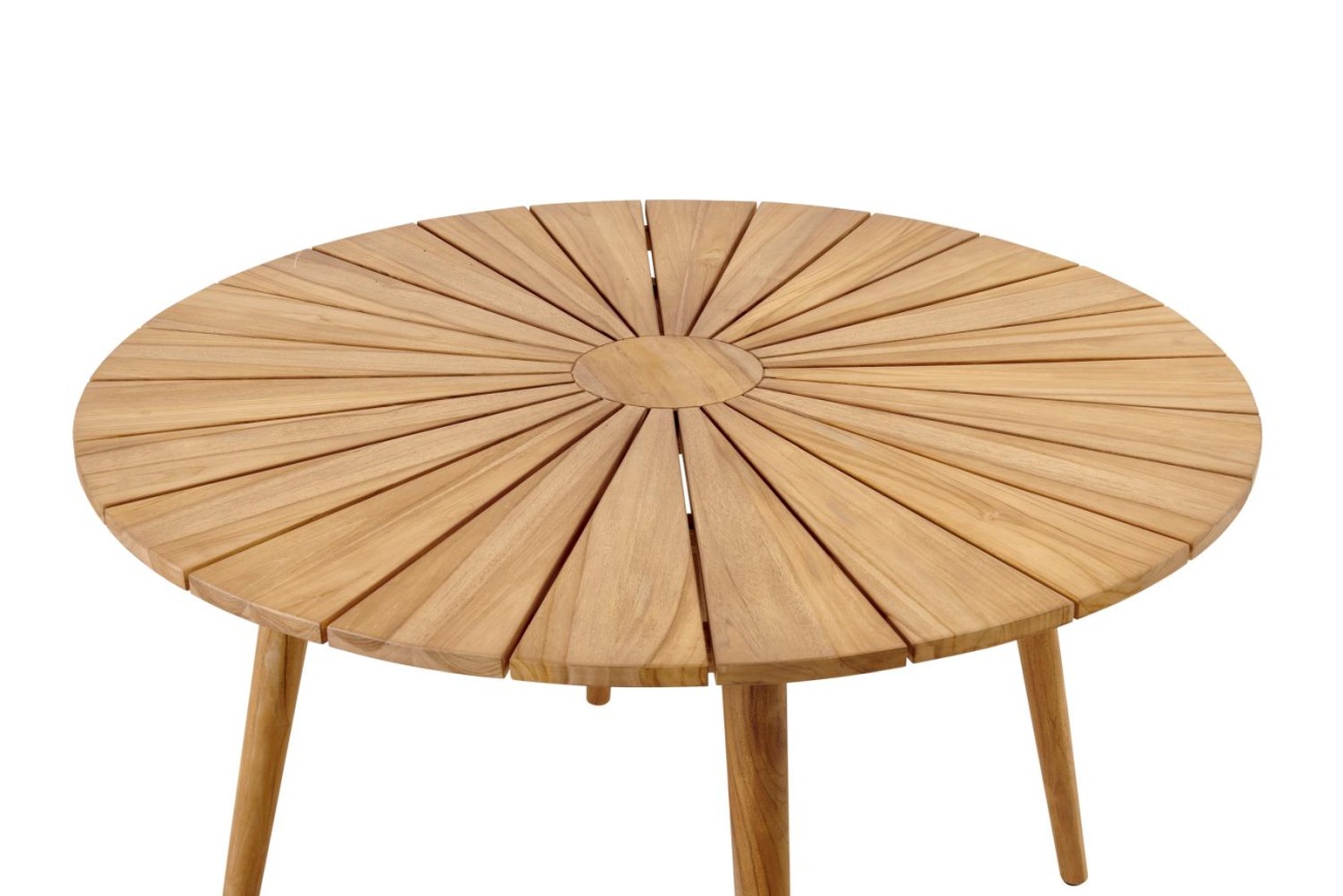 Der Gartenesstisch Parga überzeugt mit seinem modernen Design. Gefertigt wurde die Tischplatte aus Teakholz und hat einen natürlichen Farbton. Das Gestell ist auch aus Teakholz und hat eine natürliche Farbe. Der Tisch besitzt einen Durchmesser von 120 cm.