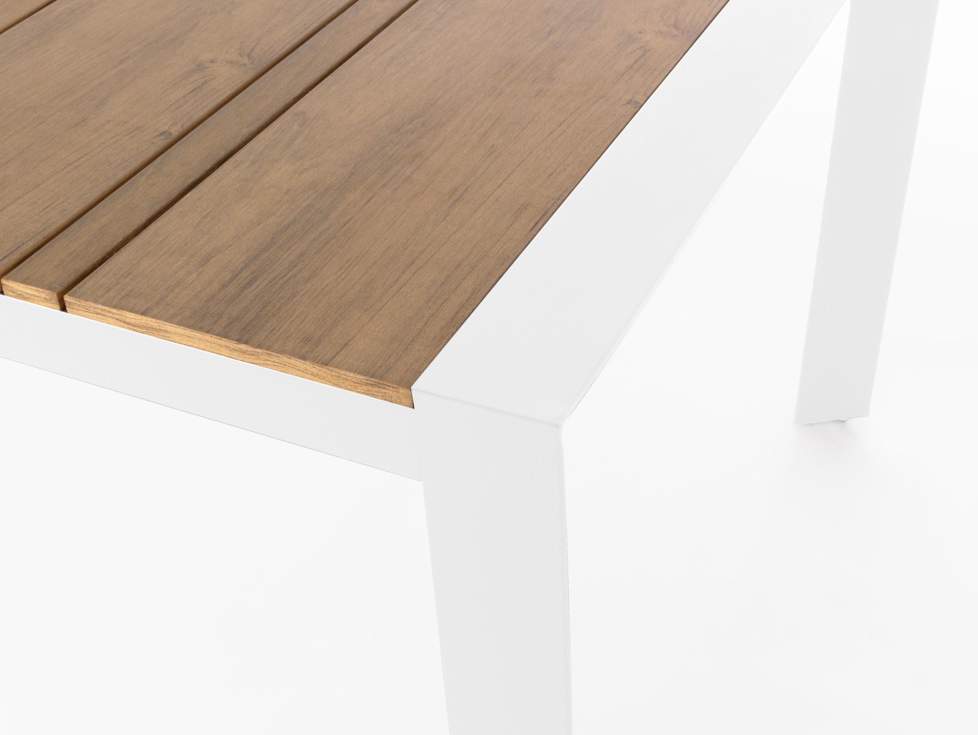 Der Gartentisch Elias überzeugt mit seinem modernen Design. Gefertigt wurde er aus Polwood, welches einen natürlichen Farbton besitzt. Das Gestell ist aus auch Aluminium und hat eine weiße Farbe. Der Tisch verfügt über eine Länge von 198 cm und ist für de
