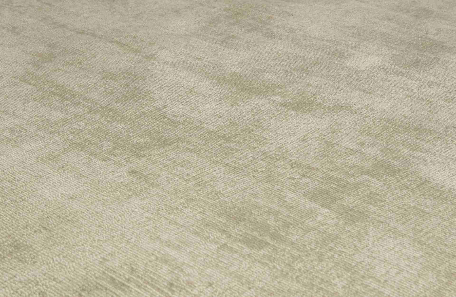 Der Teppich Ravel überzeugt mit seinem modernen Design. Gefertigt wurde er aus Kunststofffasern, welche einen grünen Farbton besitzt. Der Teppich besitzt einen Durchmesser von 200 cm.