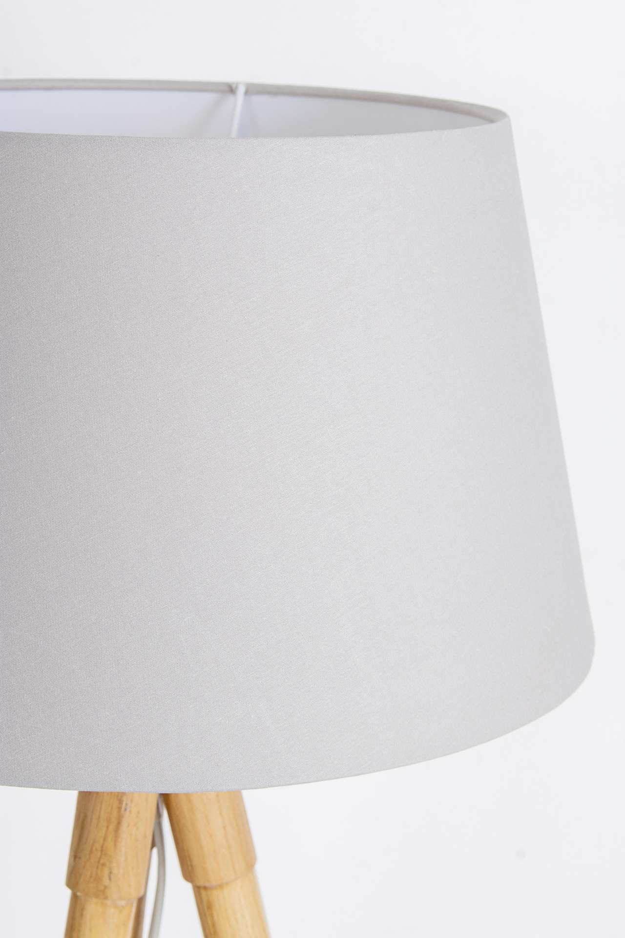 Die Tischleuchte Wallas überzeugt mit ihrem klassischen Design. Gefertigt wurde sie aus Tannenholz, welches einen grauen Farbton besitzt. Der Lampenschirm ist aus Terital und hat eine weiße Farbe. Die Lampe besitzt eine Höhe von 69 cm.