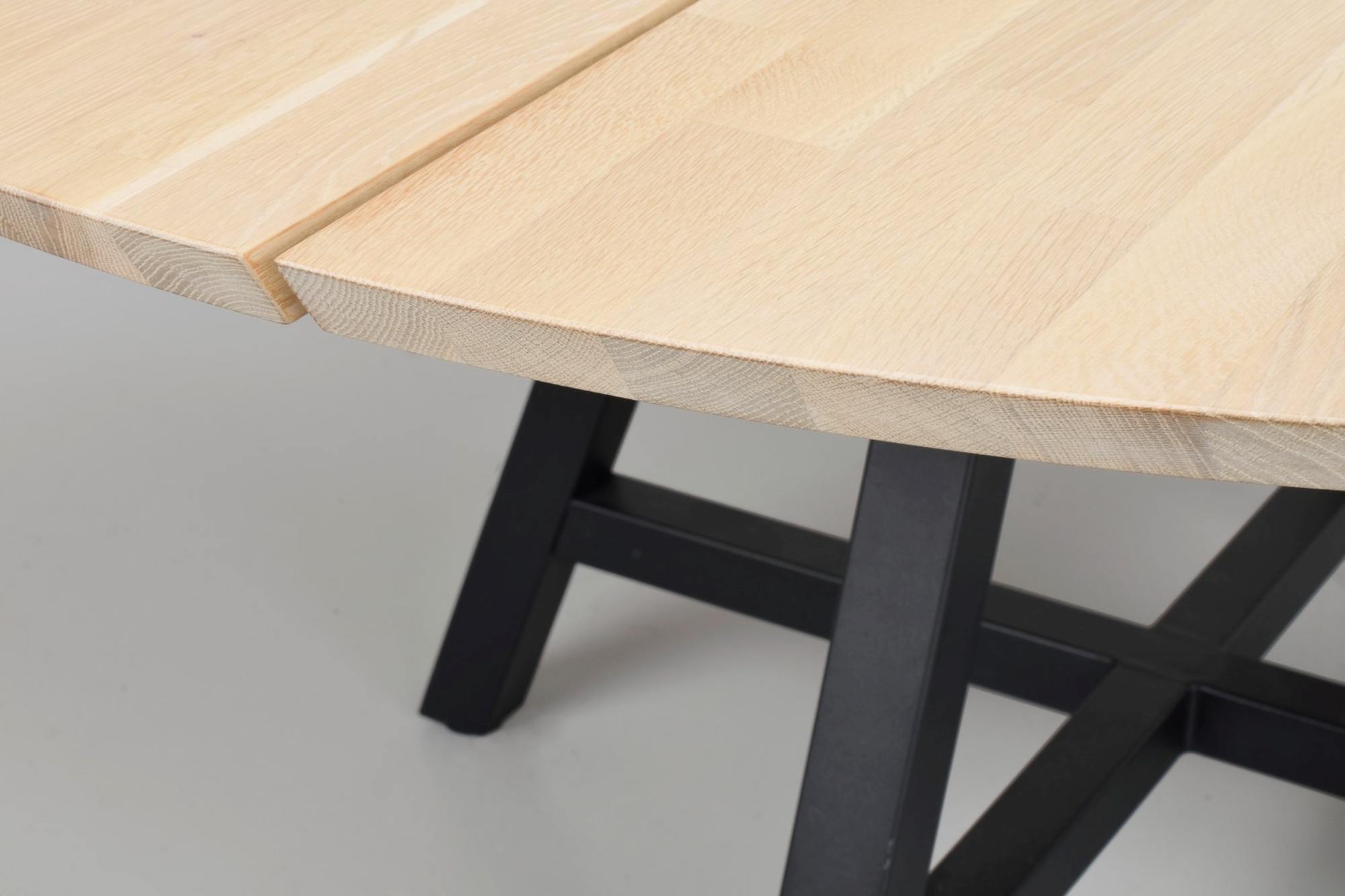 Design trifft Funktion: Esstisch Carradale Rund, Spider-Plus-Gestell, Eiche Weiß pigmentiert.