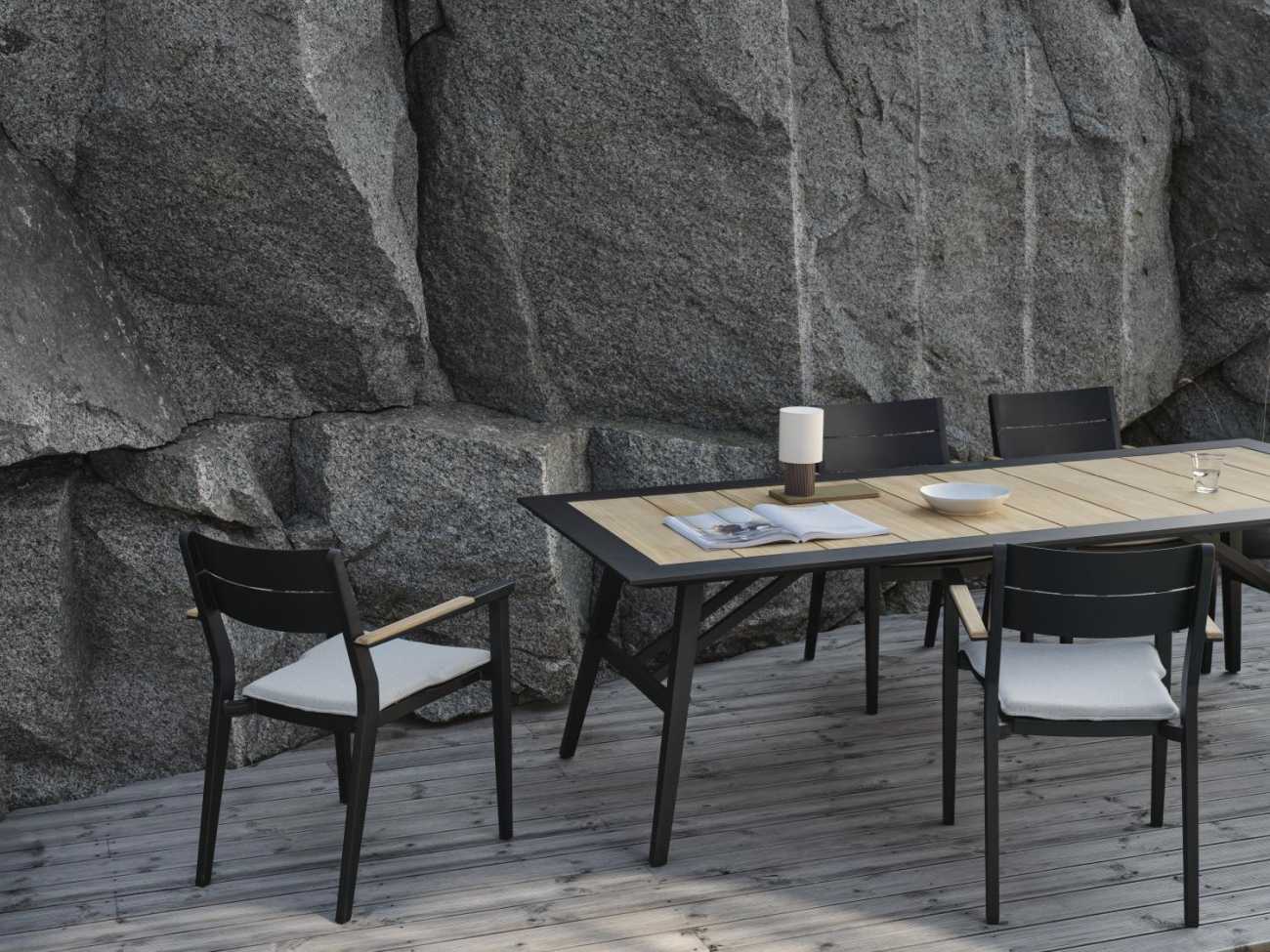 Der Gartenesstisch Chios überzeugt mit seinem modernen Design. Gefertigt wurde die Tischplatte aus Teakholz, welche einen natürlichen Farbton besitzt. Das Gestell ist aus Metall und hat eine Anthrazit Farbe. Der Tisch besitzt eine Länge von 175 cm.
