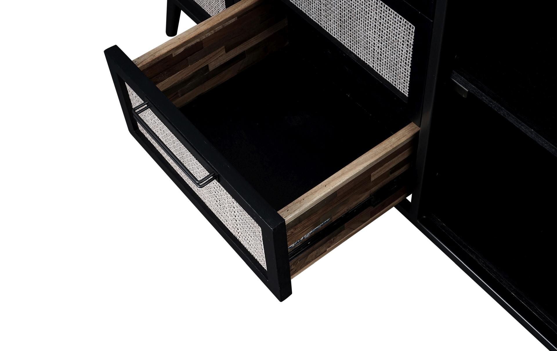Das Sideboard Nordic Mindi Rattan überzeugt mit seinem Industriellen Design. Gefertigt wurde es aus Rattan und Mindi Holz, welches einen schwarzen Farbton besitzt. Das Gestell ist aus Metall und hat eine schwarze Farbe. Das Sideboard verfügt über zwei Tür