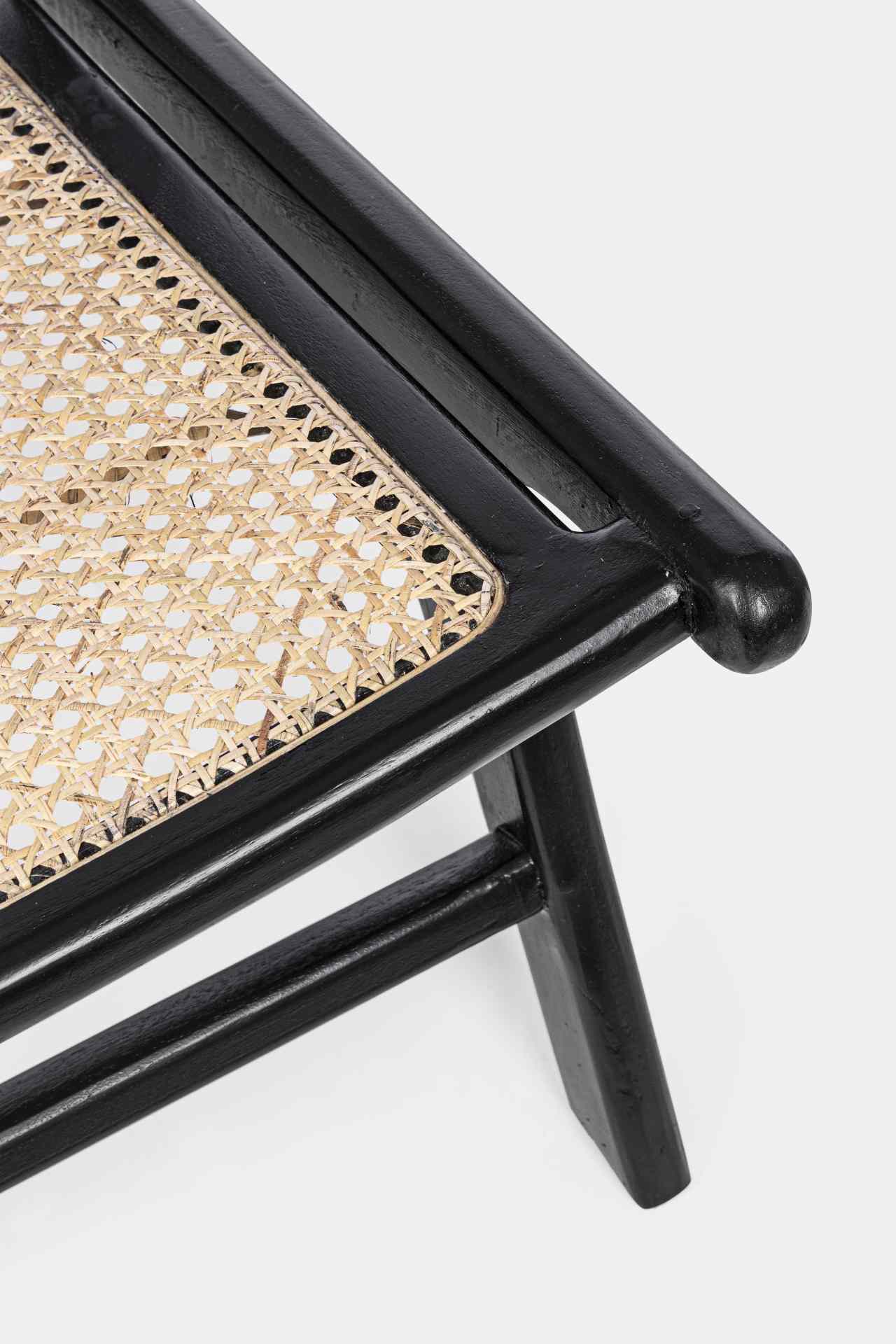 Der Sessel Mabel überzeugt mit seinem klassischen Design. Gefertigt wurde er aus Rattan, welcher einen natürlichen Farbton besitzt. Das Gestell ist aus Kautschukholz und hat eine schwarze Farbe. Der Sessel besitzt eine Sitzhöhe von 41 cm. Die Breite beträ