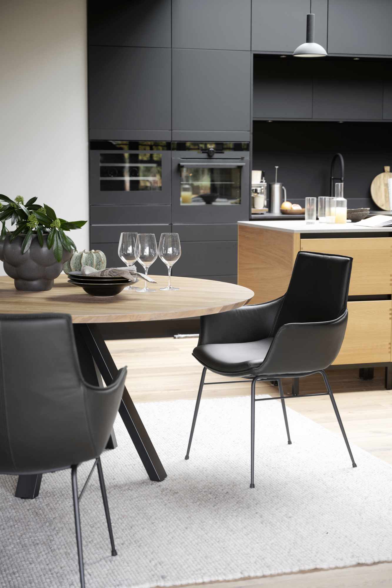 Stuhl Lowell 2er Set mit Armlehnen, Leder Schwarz passt perfekt in stilvolle Wohnräume.