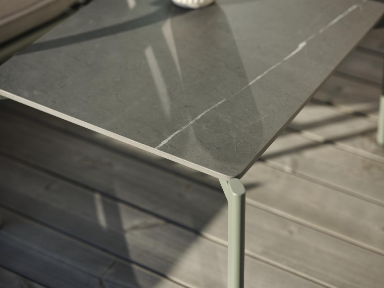 Der Gartencouchtisch Gotland überzeugt mit seinem modernen Design. Gefertigt wurde die Tischplatte aus Granit und besitzt einen grauen Farbton. Das Gestell ist auch aus Metall und hat eine grüne Farbe. Der Tisch besitzt eine Länger von 162 cm.