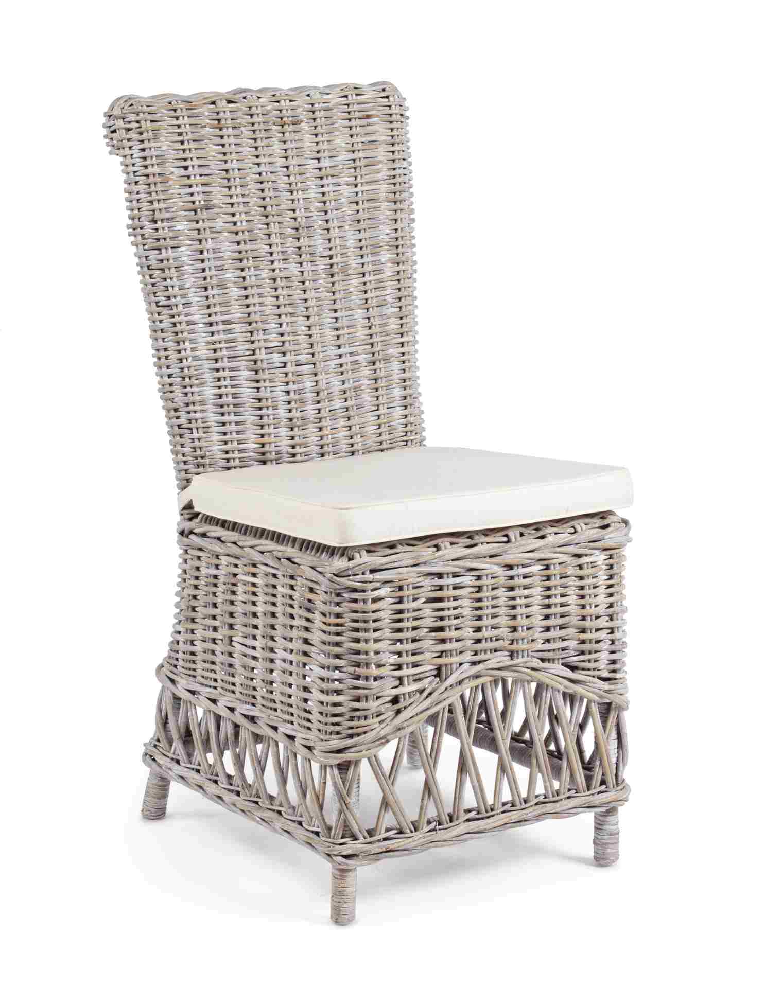 Der Stuhl Warna überzeugt mit seinem klassischem Design. Gefertigt wurde der Stuhl aus Rattan. Der Stuhl wird inklusive Sitzkissen aus Baumwolle geliefert. Die Sitzhöhe beträgt 53 cm.