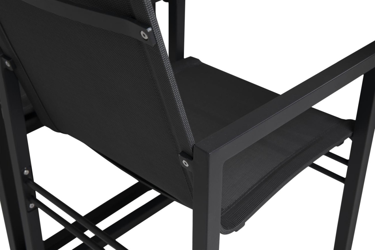 Der Gartenstuhl Vevi überzeugt mit seinem modernen Design. Gefertigt wurde er aus Textilene, welches einen schwarzen Farbton besitzt. Das Gestell ist aus Metall und hat eine schwarze Farbe. Die Sitzhöhe des Stuhls beträgt 45 cm.