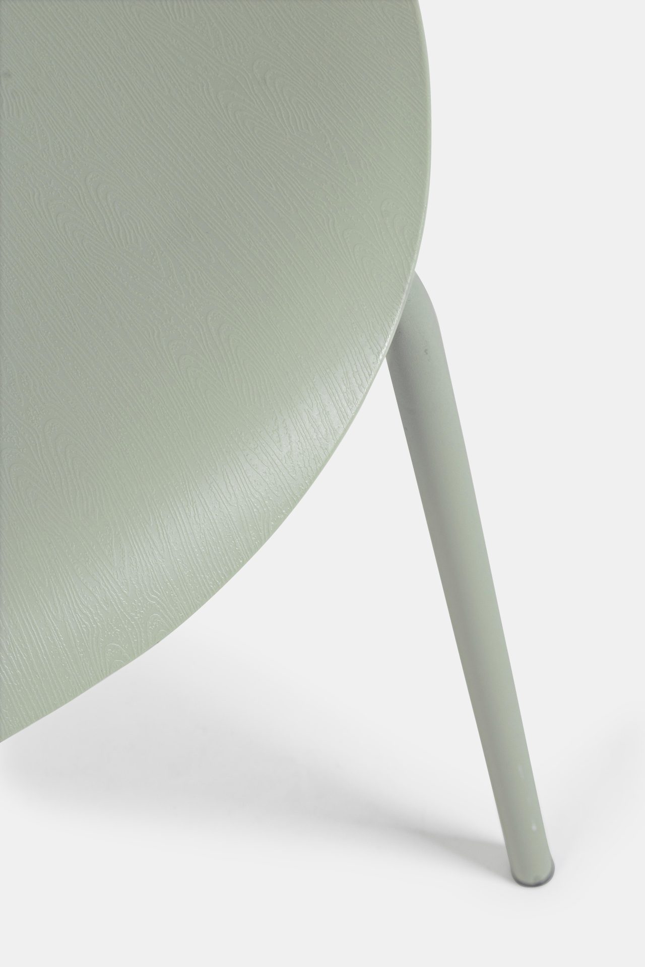 Der Stuhl Tessa überzeugt mit seinem modernem Design. Gefertigt wurde der Stuhl aus Kunststoff, welcher einen grünen Farbton besitzt. Das Gestell ist aus Metall und ist in einer grünen Farbe. Die Sitzhöhe beträgt 45 cm.