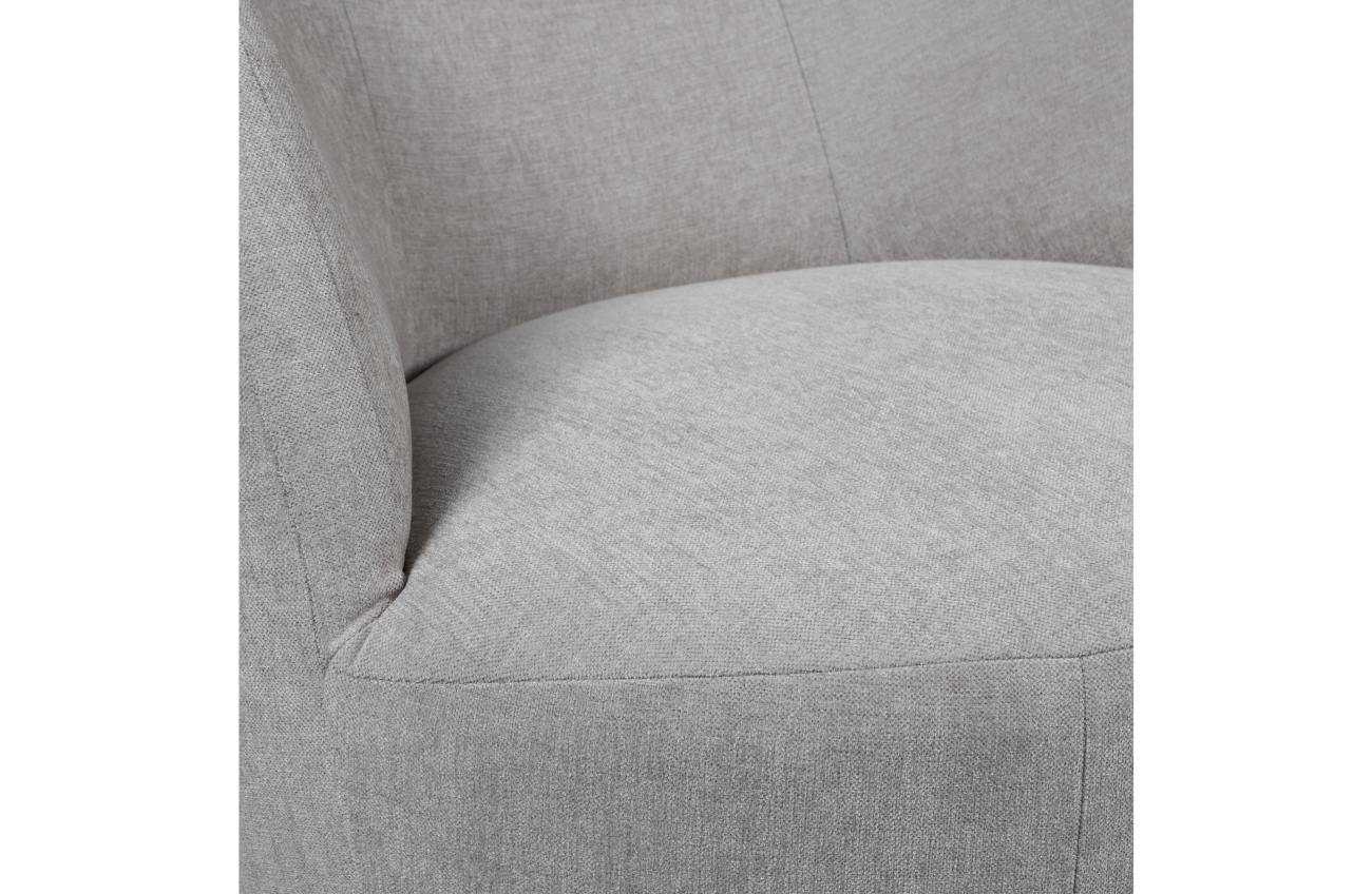 Der Sessel Turn überzeugt mit seinem modernen Stil. Gefertigt wurde er aus gewebten Stoff, welcher einen hellgrauen Farbton besitzt. Das Gestell ist aus Metall und hat eine schwarze Farbe. Der Sessel ist in alle Richtungen drehbar. Die Sitzhöhe des Sessel