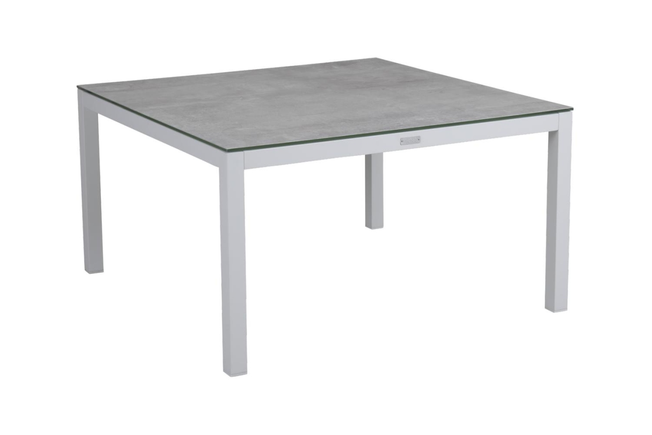 Der Gartencouchtisch Belfort überzeugt mit seinem modernen Design. Gefertigt wurde die Tischplatte aus Metall und besitzt einen weißen Farbton. Das Gestell ist auch aus Metall und hat eine weiße Farbe. Der Tisch besitzt eine Länger von 90 cm.