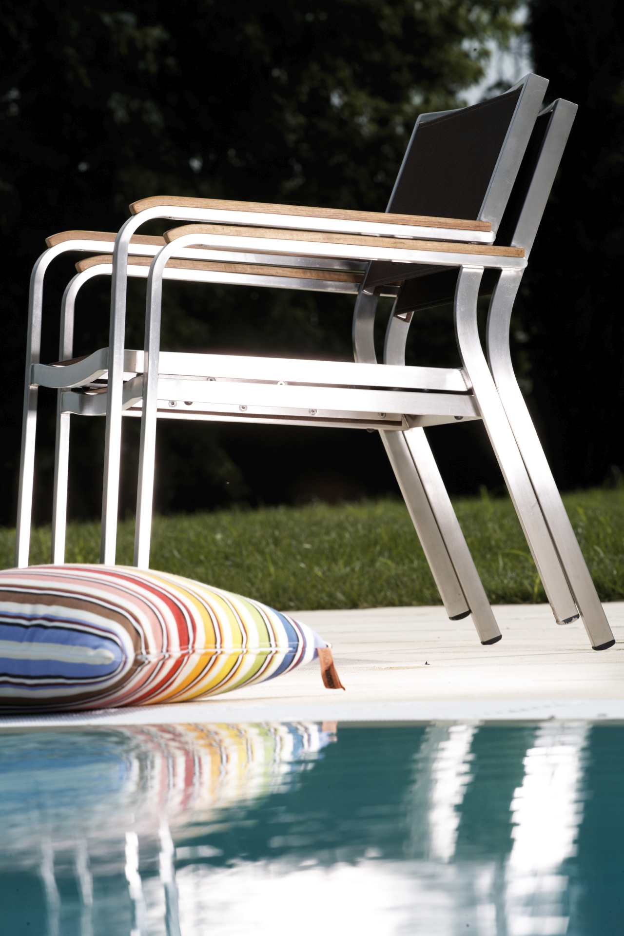 Der Stilvolle und moderne Gartensessel Lux wurde von der Marke Jan Kurtz hergestellt. Die Materialien des Sessels sind Edelstahl und Kunststoff, somit ist der Sessel auch für den Garten-Bereich geeigent. Die Farbe ist Schwarz.