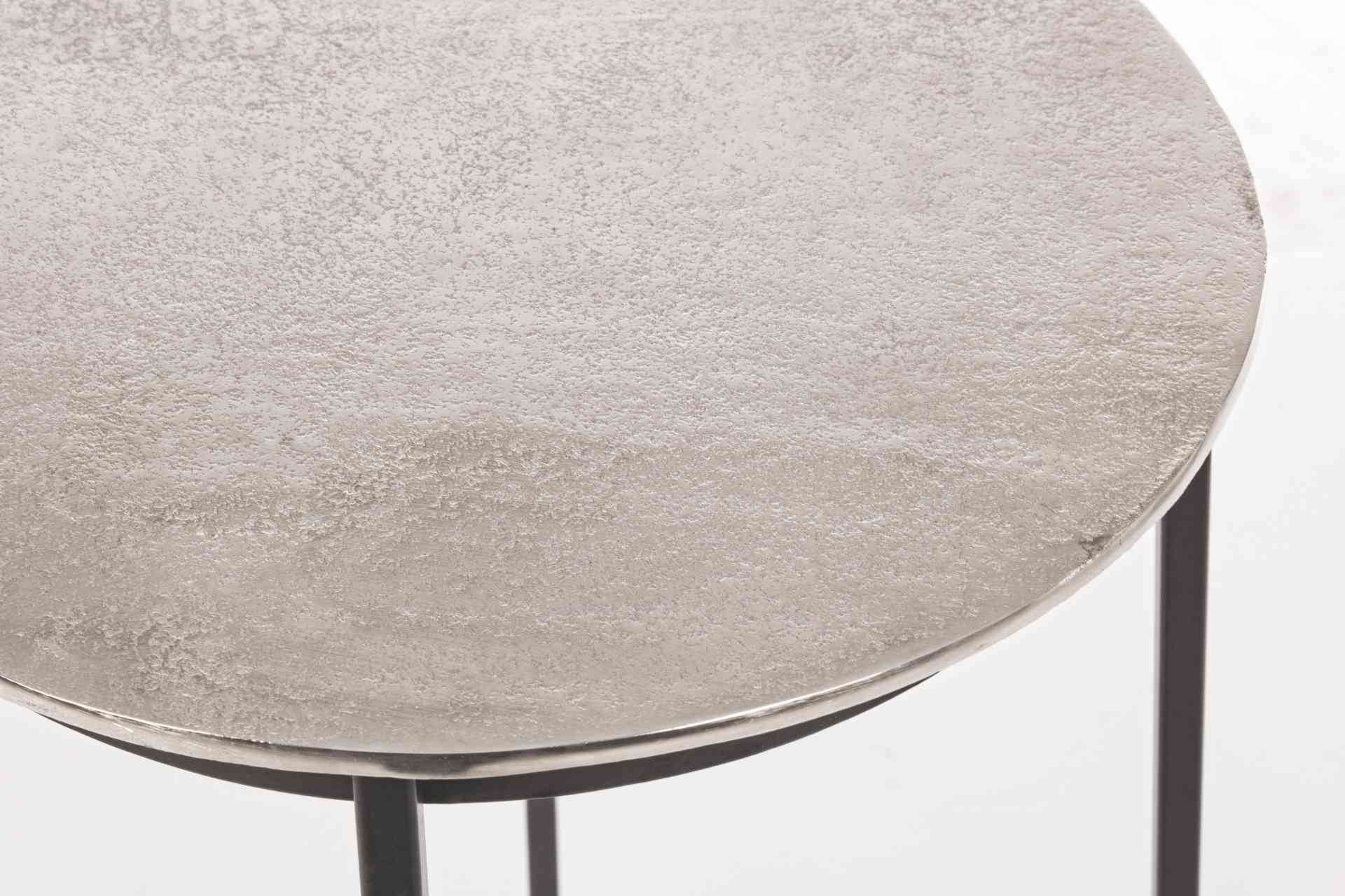 Der Barhocker Amira überzeugt mit seinem moderndem Design. Gefertigt wurde er aus Aluminium, welches einen silbernen Farbton besitzt. Das Gestell ist aus Metall und hat eine schwarze Farbe. Die Sitzhöhe des Hockers beträgt 77 cm.