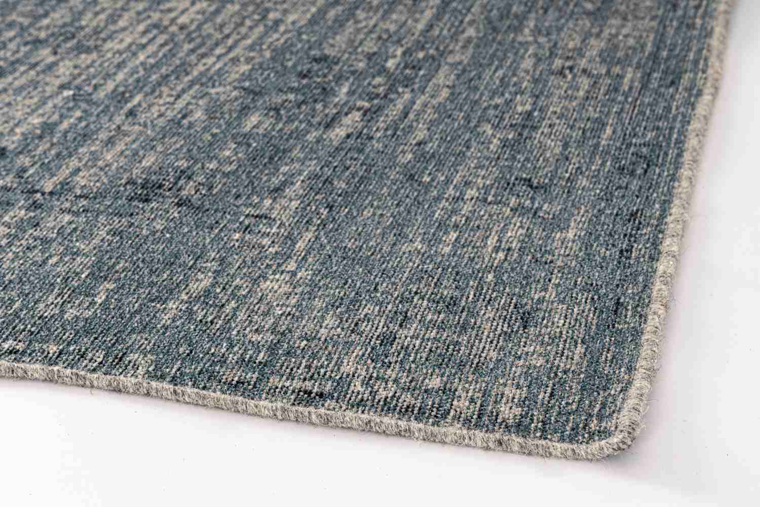 Der Teppich Arena überzeugt mit seinem modernen Design. Gefertigt wurde die Vorderseite aus 60% Viskose und 40% Wolle, die Rückseite ist aus Latex. Der Teppich besitzt eine blauen Farbton und die Maße von 160x230 cm.