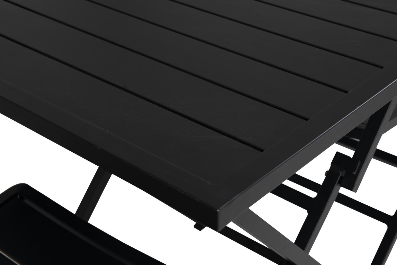 Der Gartencouchtisch Wilkie überzeugt mit seinem modernen Design. Gefertigt wurde die Tischplatte aus Metall, welche einen schwarzen Farbton besitzt. Das Gestell ist auch aus Metall und hat eine schwarze Farbe. Der Tisch besitzt eine Länge von 120 cm.
