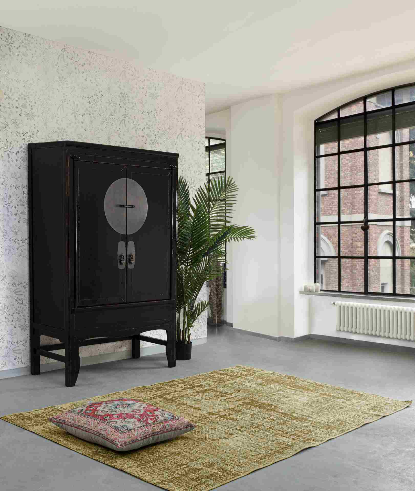 Der Schrank Jinan überzeugt mit seinem klassischen Design. Gefertigt wurde er aus recyceltem Ulmenholz, welches einen schwarzen Farbton besitzt. Das Gestell ist auch aus Ulmenholz. Der Schrank verfügt über zwei Türen. Die Breite beträgt 108 cm.