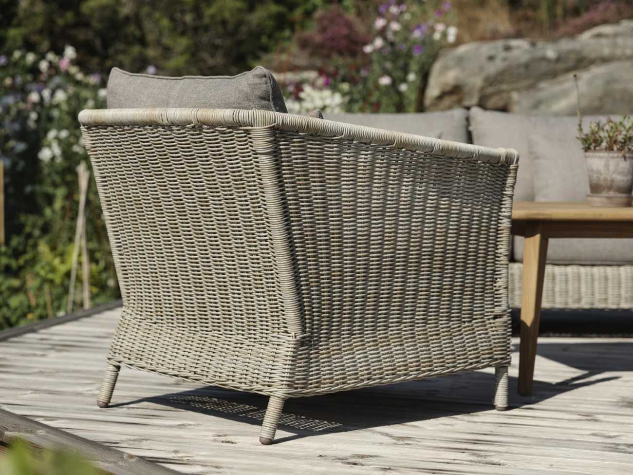 Der Gartensessel Aster überzeugt mit seinem modernen Design. Gefertigt wurde er aus Rattan, welches einen Beigen Farbton besitzt. Das Gestell ist auch aus Metall und hat eine schwarze Farbe. Die Sitzhöhe des Sessels beträgt 41 cm.