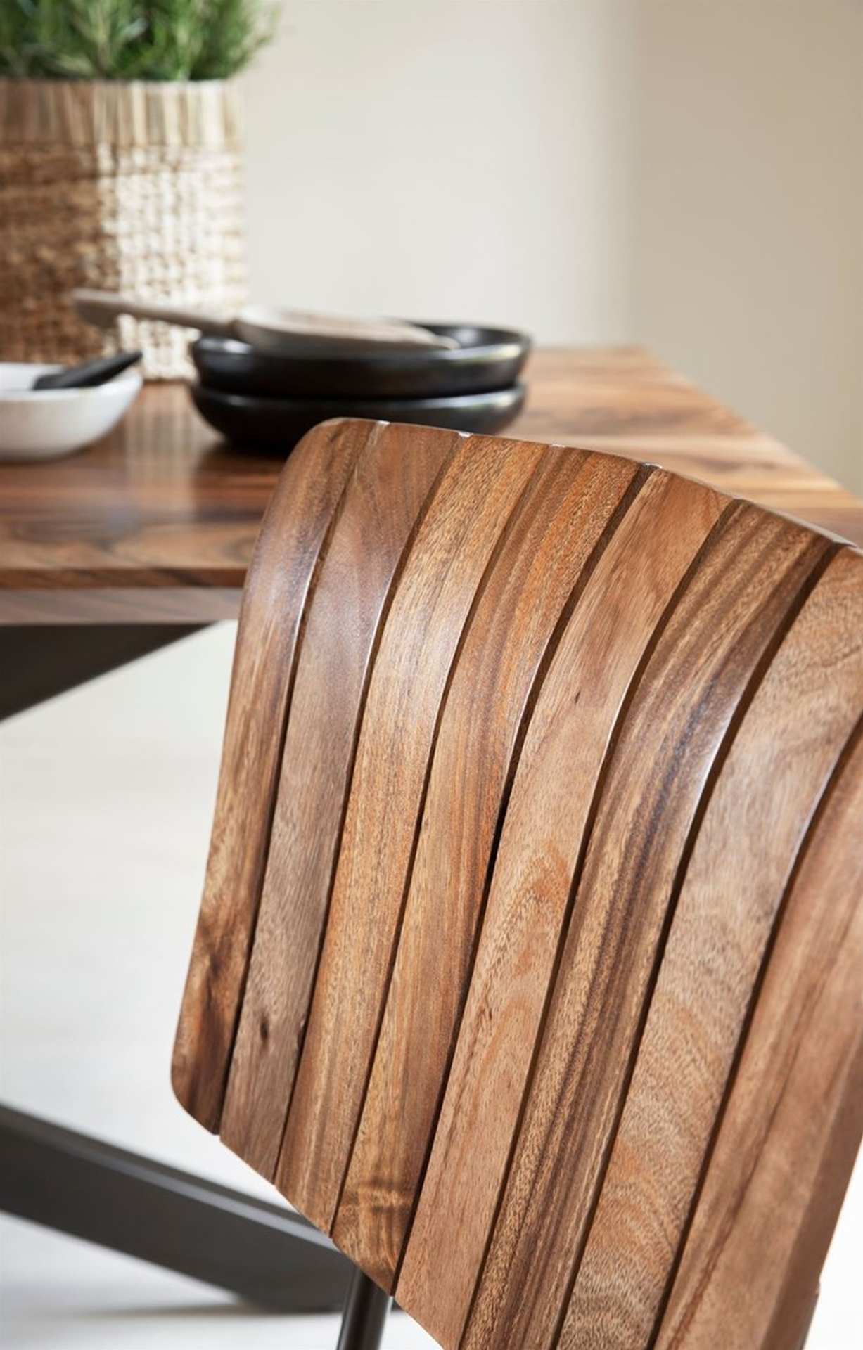 Der Esszimmerstuhl Flare überzeugt mit seinem massivem aber auch industriellem Design. Gefertigt wurde der Stuhl aus massivem Suar Holz, welches einen natürlichen Farbton besitzt. Das Gestell ist aus Metall und ist schwarz.