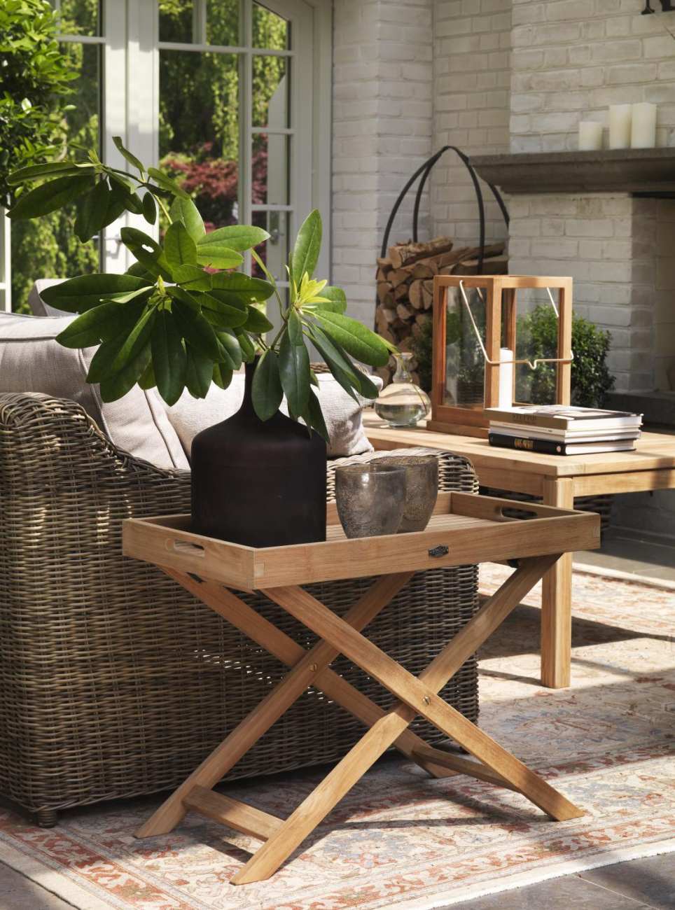 Der Gartenbeistelltisch Turin überzeugt mit seinem modernen Design. Gefertigt wurde die Tischplatte aus Teakholz und hat einen natürlichen Farbton. Das Gestell ist auch aus Teakholz und hat eine natürliche Farbe. Der Tisch besitzt eine Länge von 40 cm.