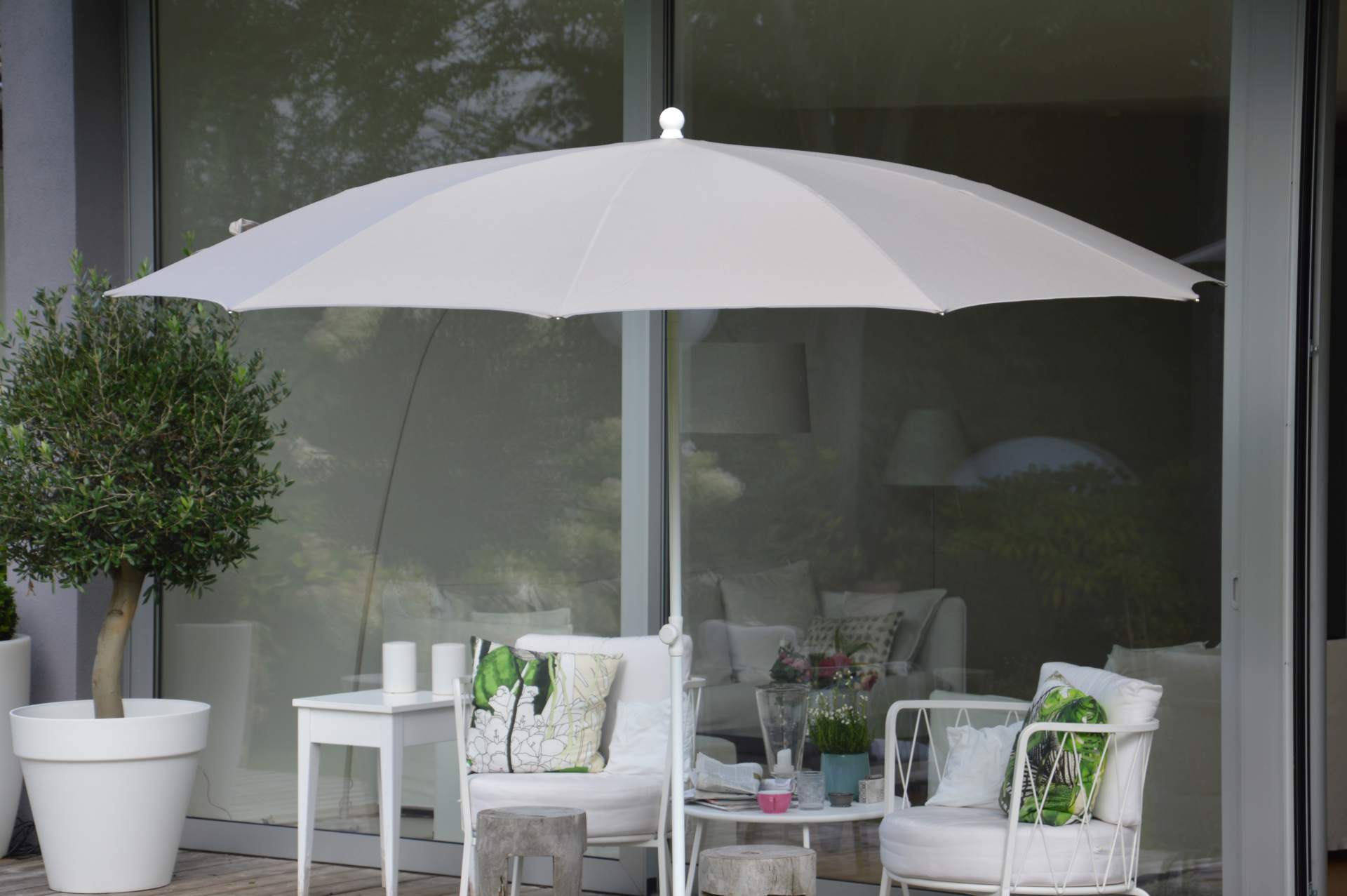 Der Sonnenschirm Salina überzeugt mit seinem modernen Design. Die Form des Schirms ist Rund. Designet wurde er von der Marke Jan Kurtz und hat die Farbe Taupe.