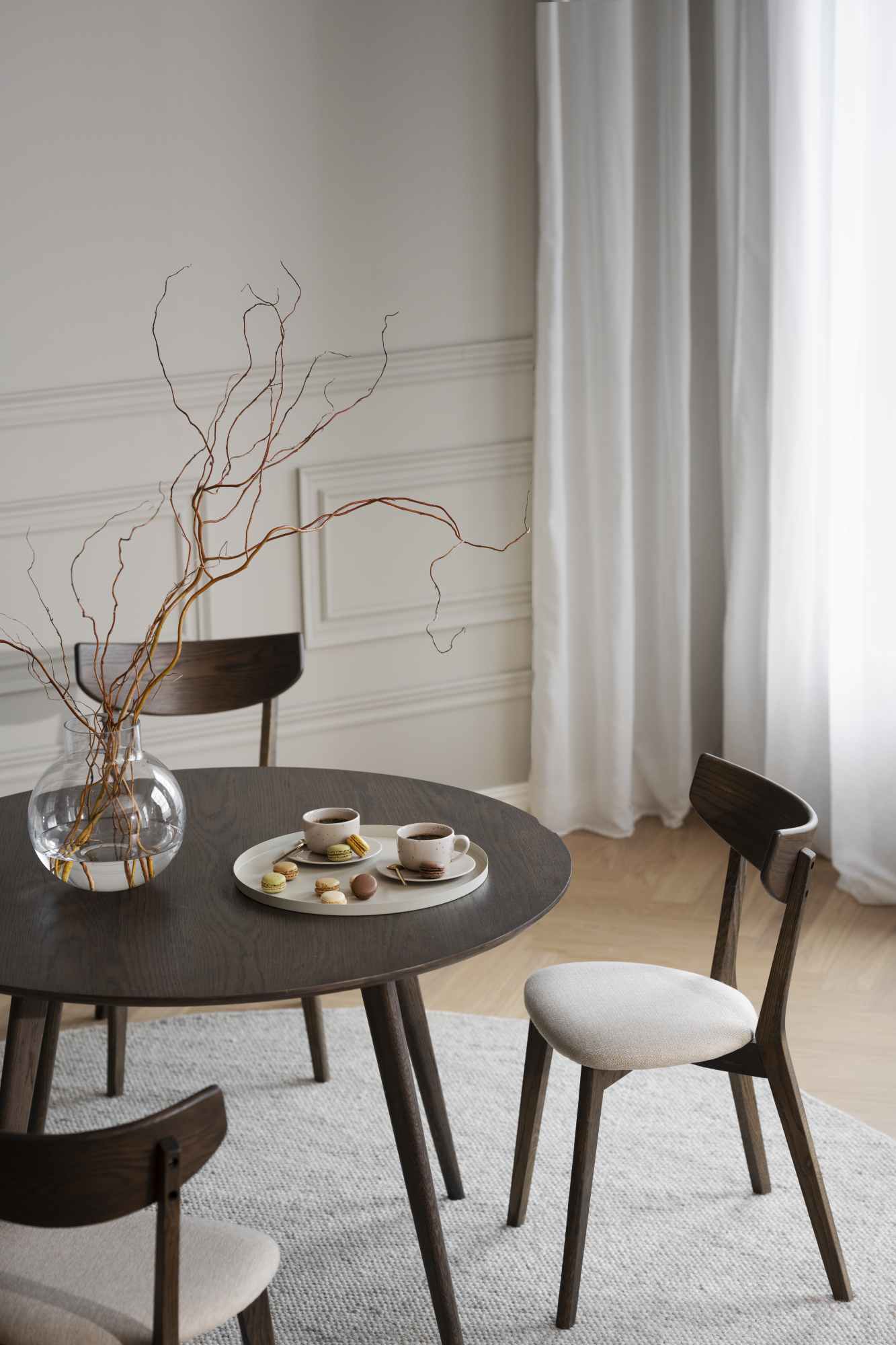 Machen Sie Ihr Zuhause komplett mit Esstisch Yumi Rund 115cm, MDF Eiche Braun.