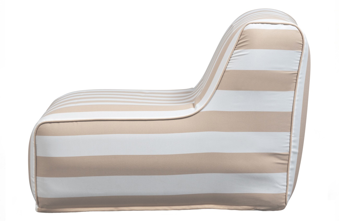Der Gartensessel Sit on Air überzeugt mit seinem modernen Design. Gefertigt wurde er aus Stoff, welcher einen Sand Farbton besitzt. Der Sessel ist zum aufblasen und kann daher leicht verstaut werden.