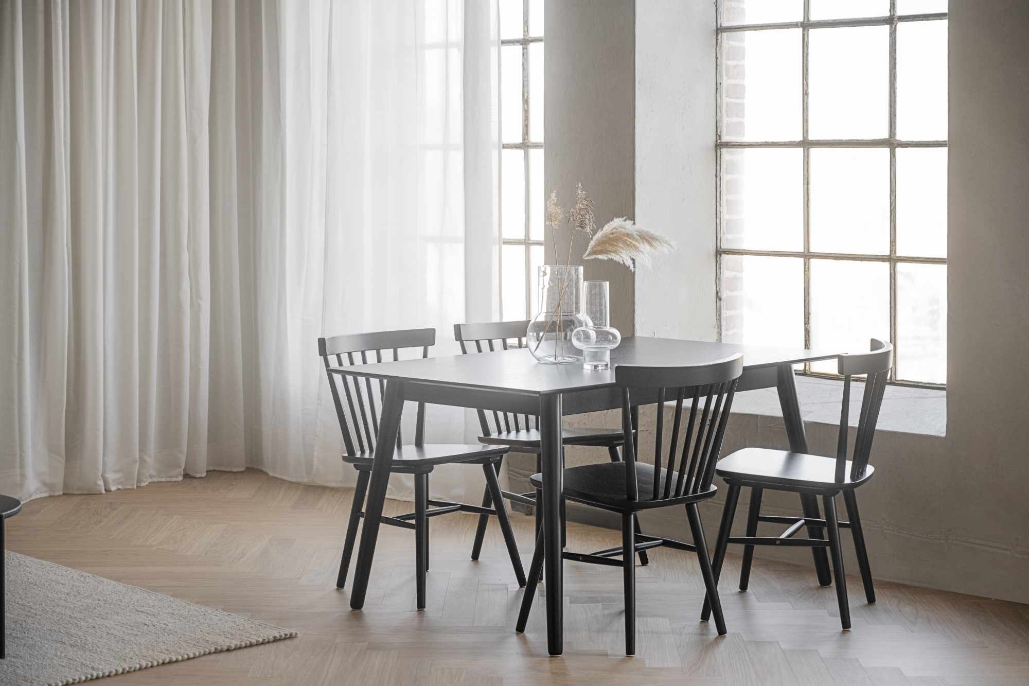 Komfortabel & schön – Esstisch Lotta 140x90cm, Esche Schwarz.